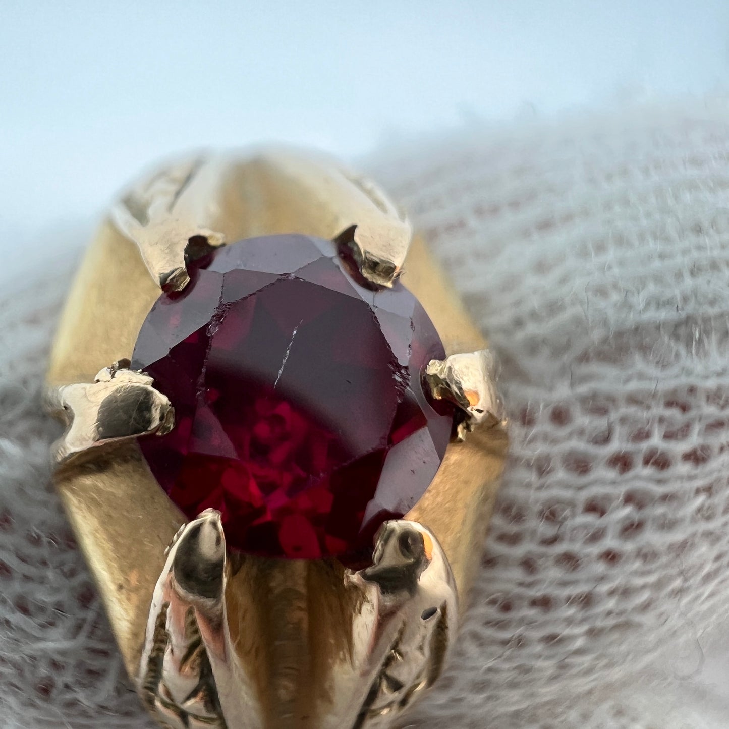 Vintage c 1950s 18k Gold Synthetic Sapphire Ring.