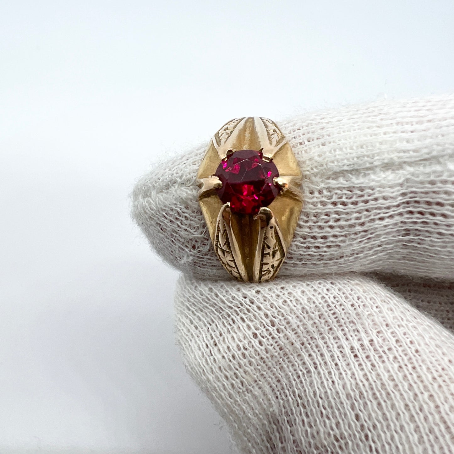 Vintage c 1950s 18k Gold Synthetic Sapphire Ring.