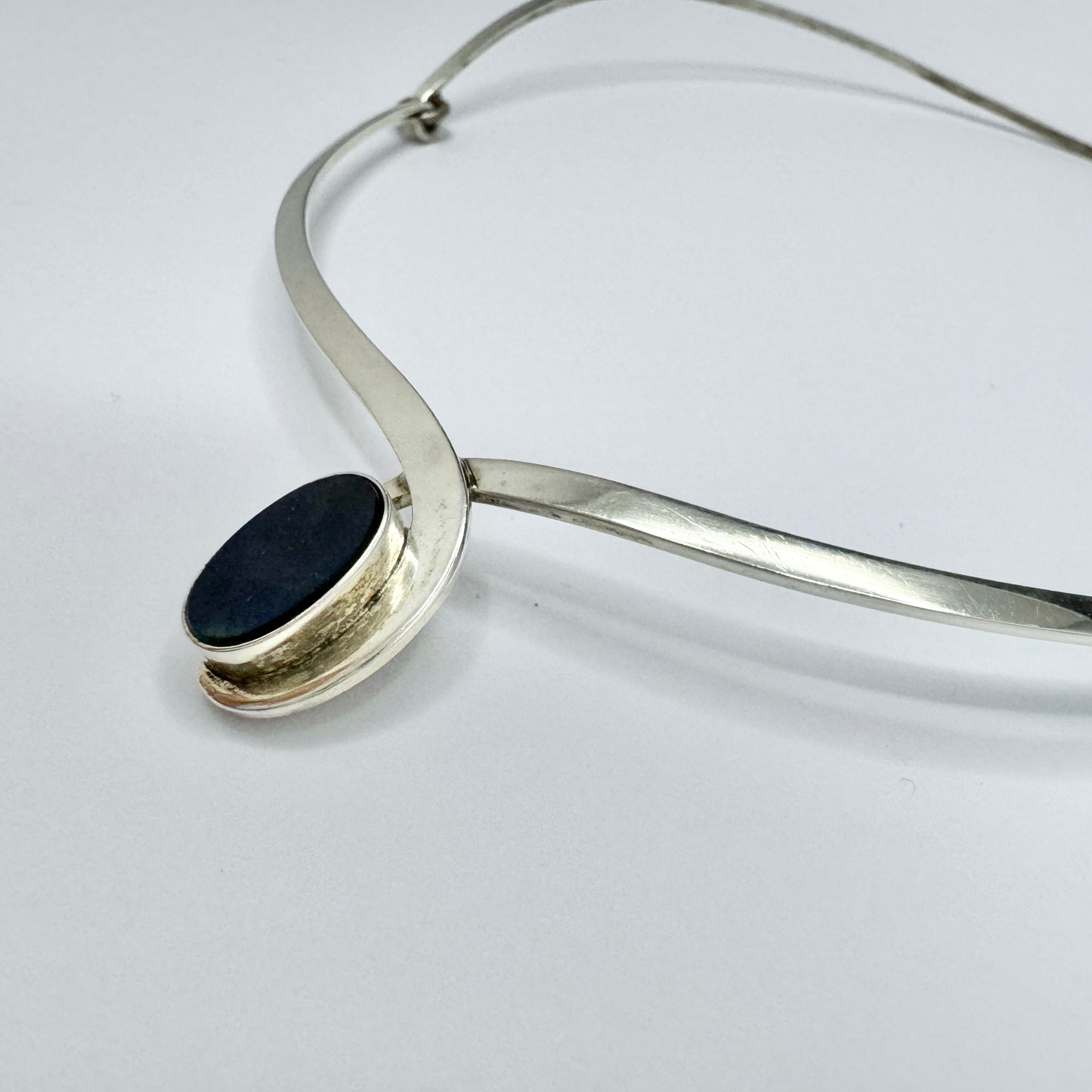 Olavi Wehmersuo for Kaunis Koru, Finland. VIntage Sterling Silver Spectrolite Neck-ring Necklace.