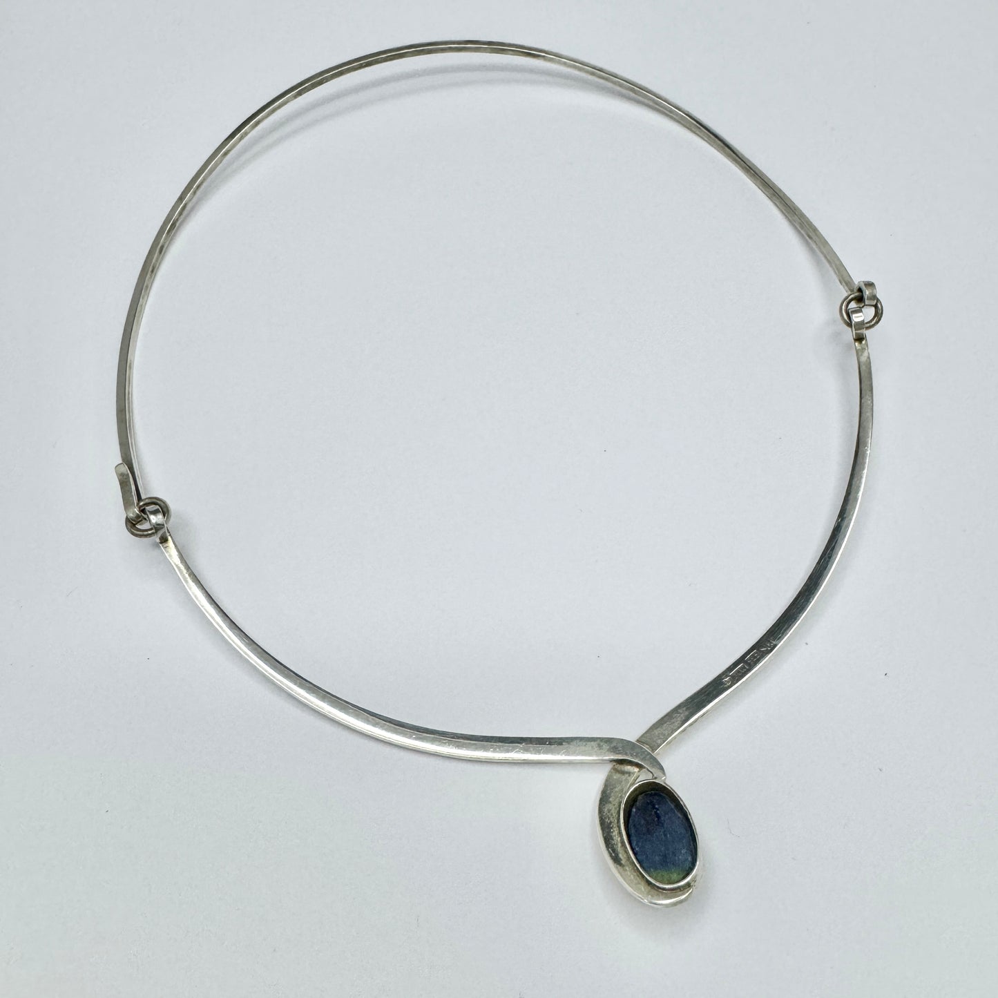 Olavi Wehmersuo for Kaunis Koru, Finland. VIntage Sterling Silver Spectrolite Neck-ring Necklace.