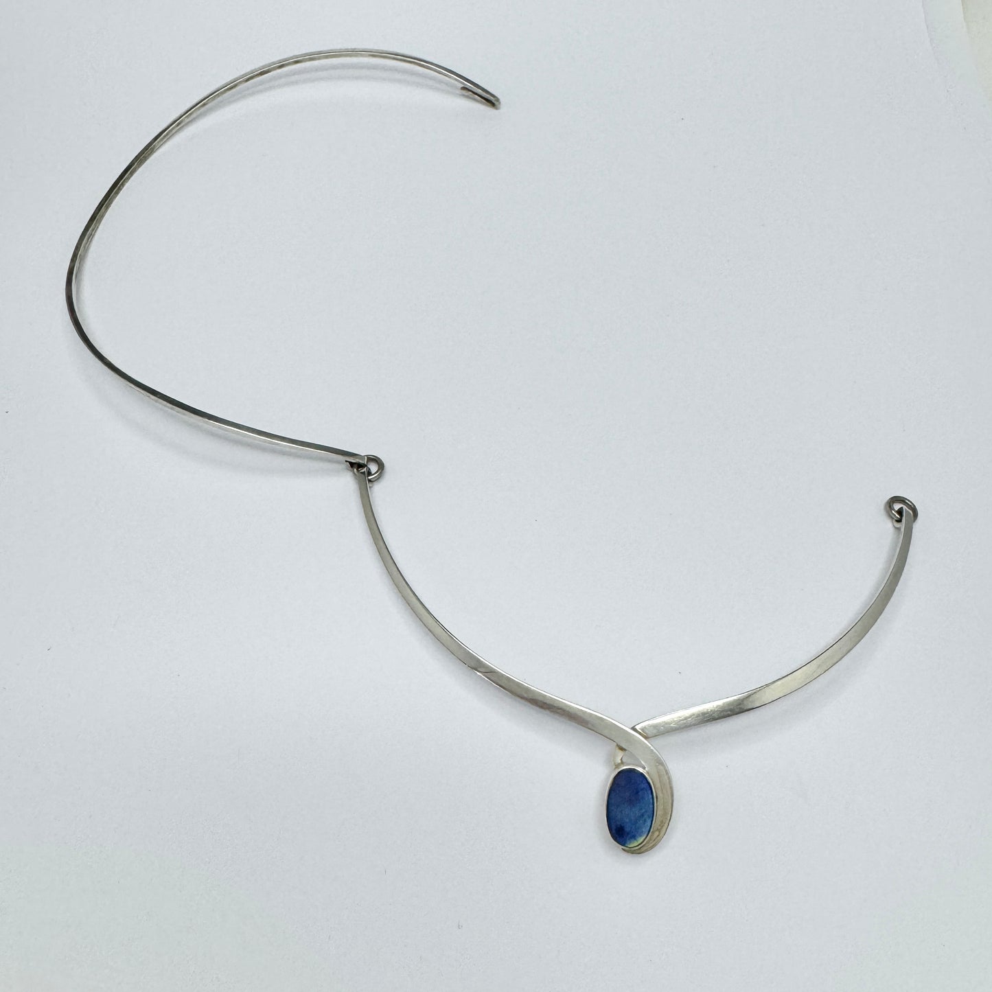 Olavi Wehmersuo for Kaunis Koru, Finland. VIntage Sterling Silver Spectrolite Neck-ring Necklace.