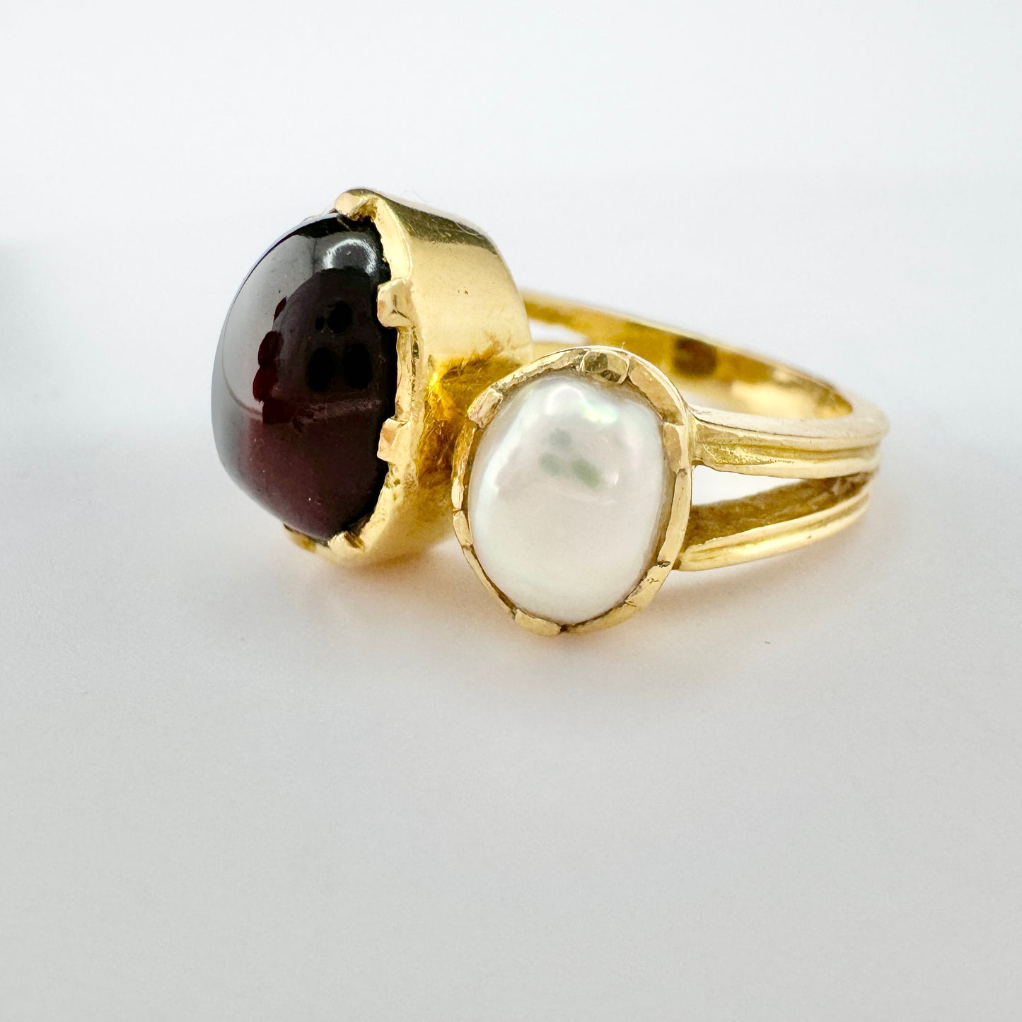 Portugal. Vintage 19.2k Gold Garnet Cultured Pearl Ring.