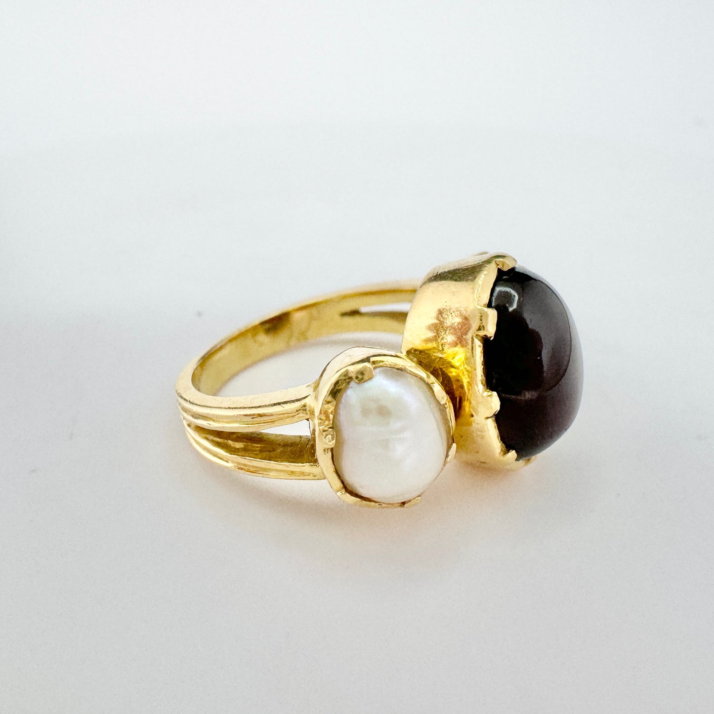 Portugal. Vintage 19.2k Gold Garnet Cultured Pearl Ring.