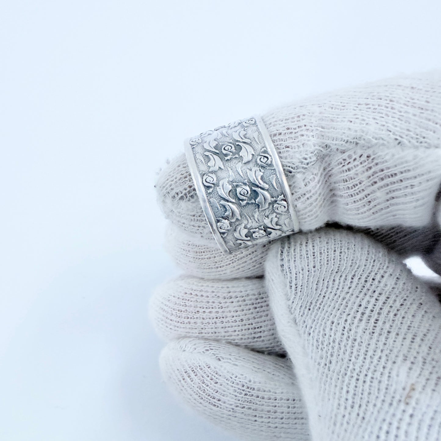 Victor Janson, Sweden 1959. Vintage Solid Silver Floral Band Ring.