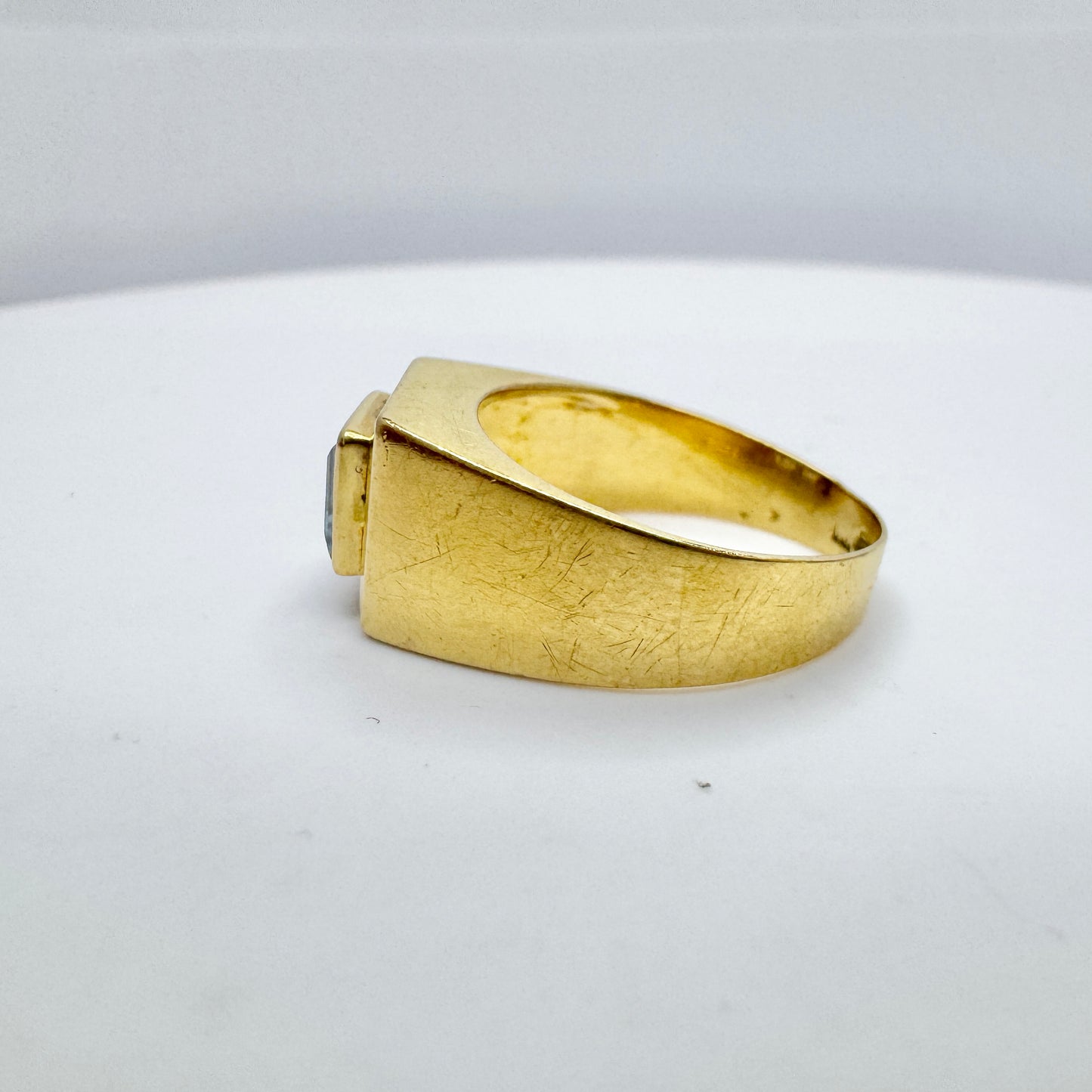 Sweden c 1960 Vintage Mid-century 18k Gold Blue Synthetic Spinel Ring