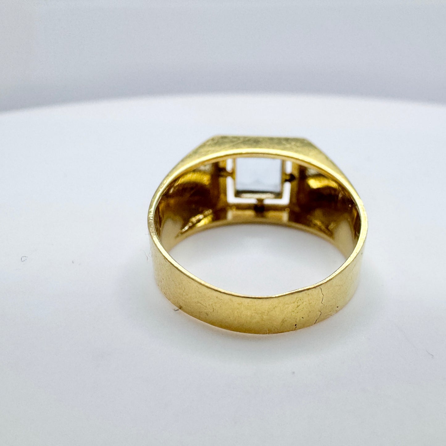 Sweden c 1960 Vintage Mid-century 18k Gold Blue Synthetic Spinel Ring