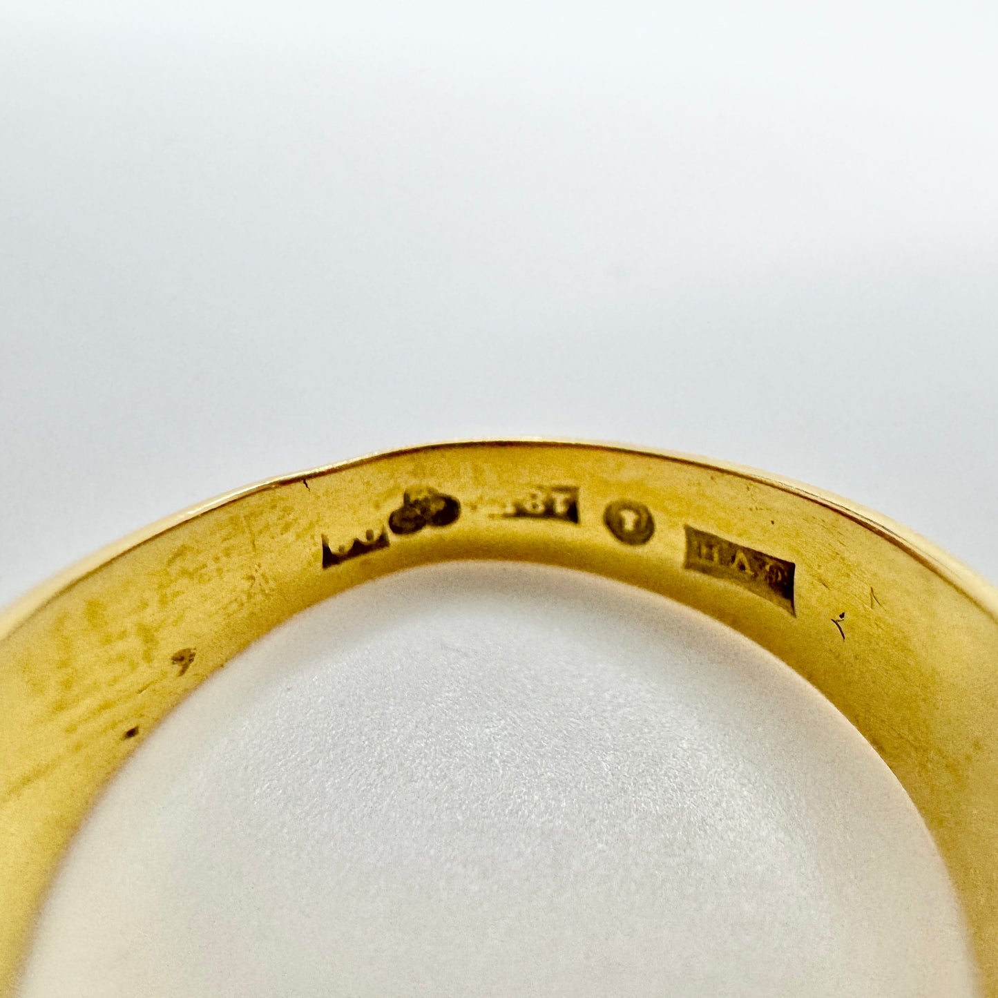 Sweden c 1960 Vintage Mid-century 18k Gold Blue Synthetic Spinel Ring