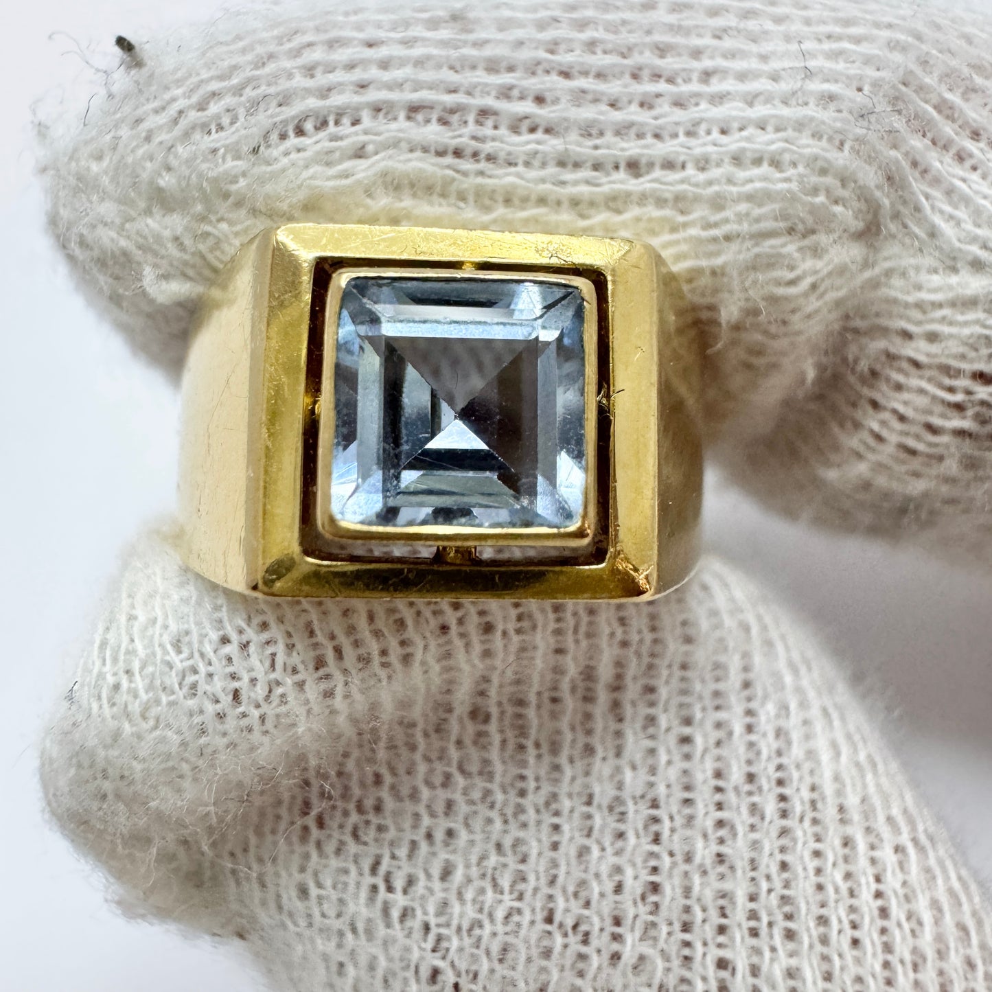 Sweden c 1960 Vintage Mid-century 18k Gold Blue Synthetic Spinel Ring