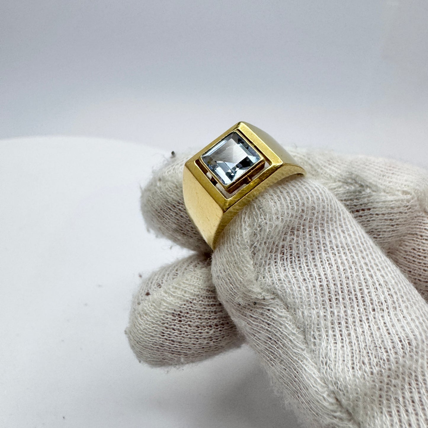Sweden c 1960 Vintage Mid-century 18k Gold Blue Synthetic Spinel Ring