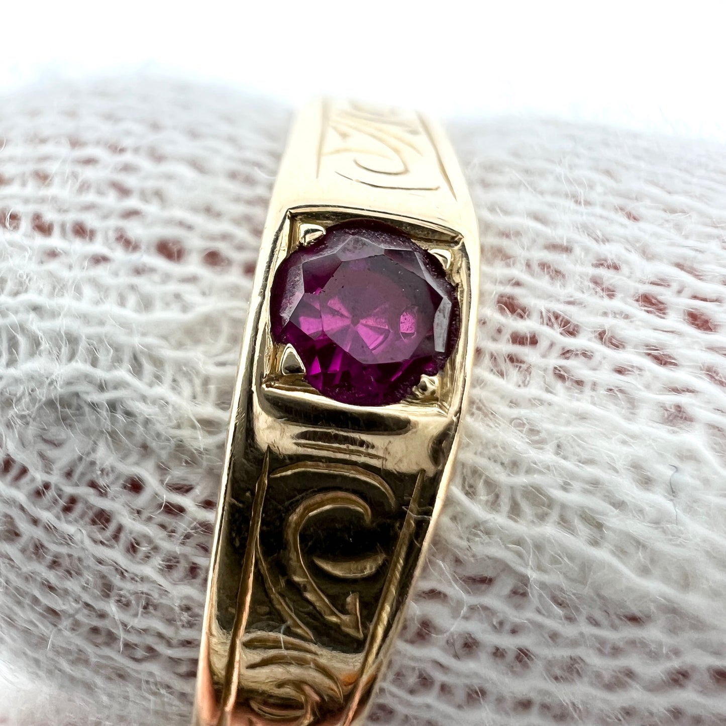 Sven Huldin, Sweden 1960. Vintage 18k Gold Synthetic Sapphire Ring.