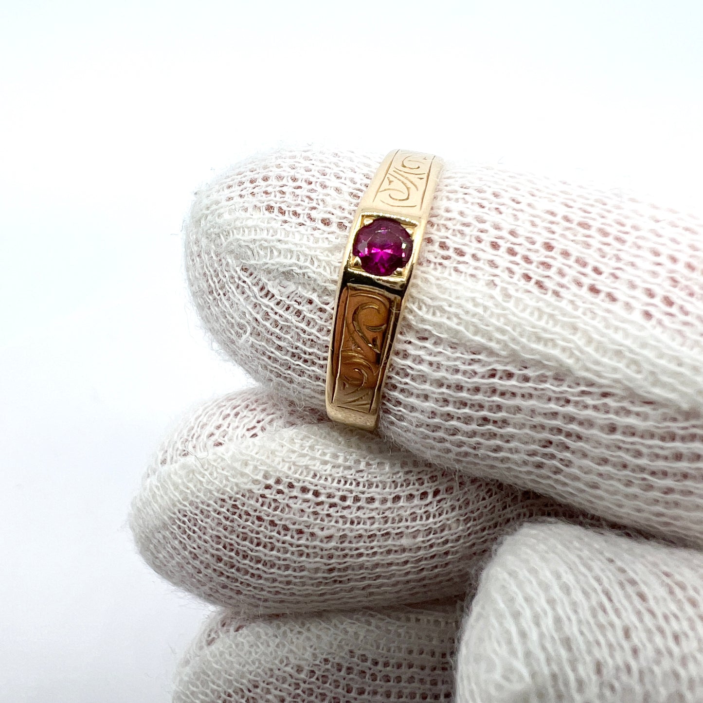 Sven Huldin, Sweden 1960. Vintage 18k Gold Synthetic Sapphire Ring.