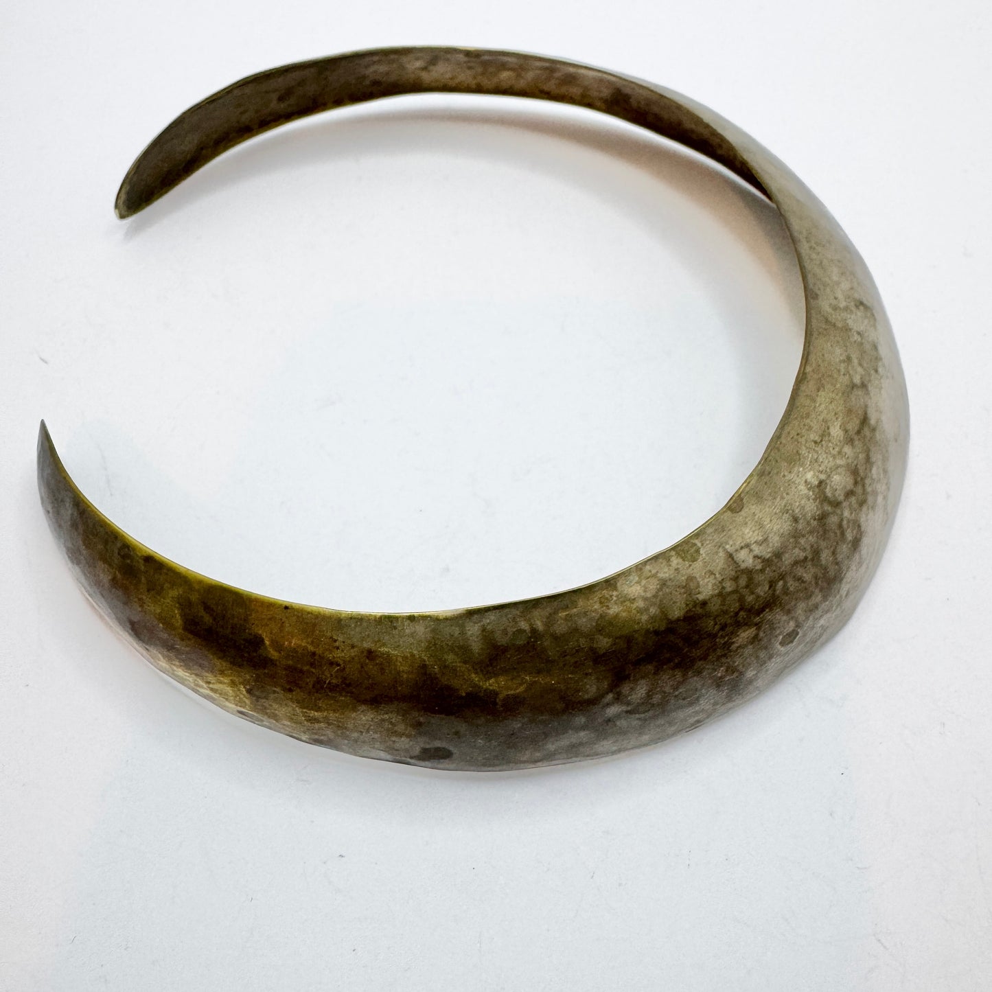 Mark Spirito, USA. Vintage Hammered Neck Cuff. Signed.