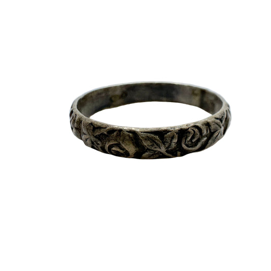 Denmark c 1930. Vintage Solid Silver Flower Band Ring.