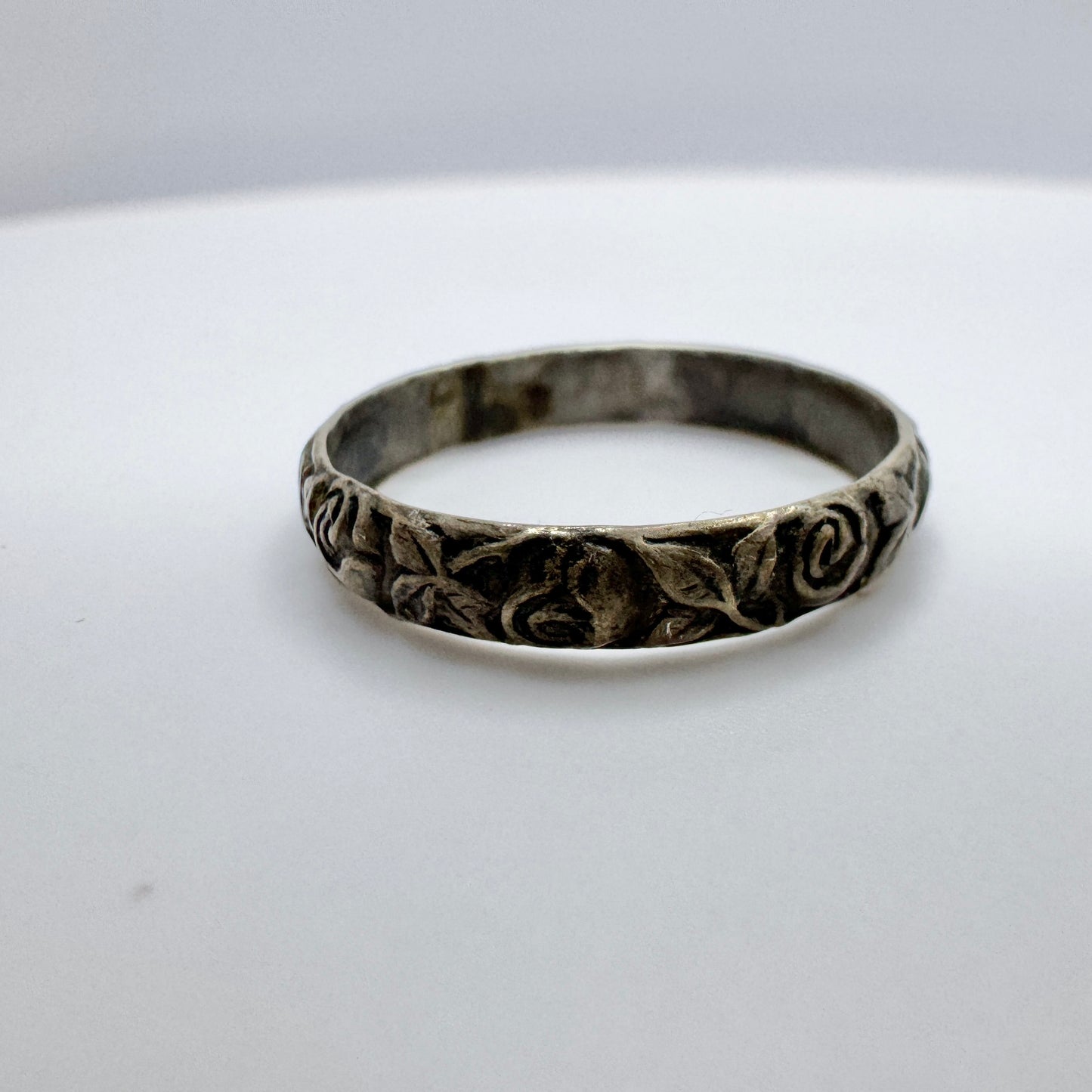 Denmark c 1930. Vintage Solid Silver Flower Band Ring.