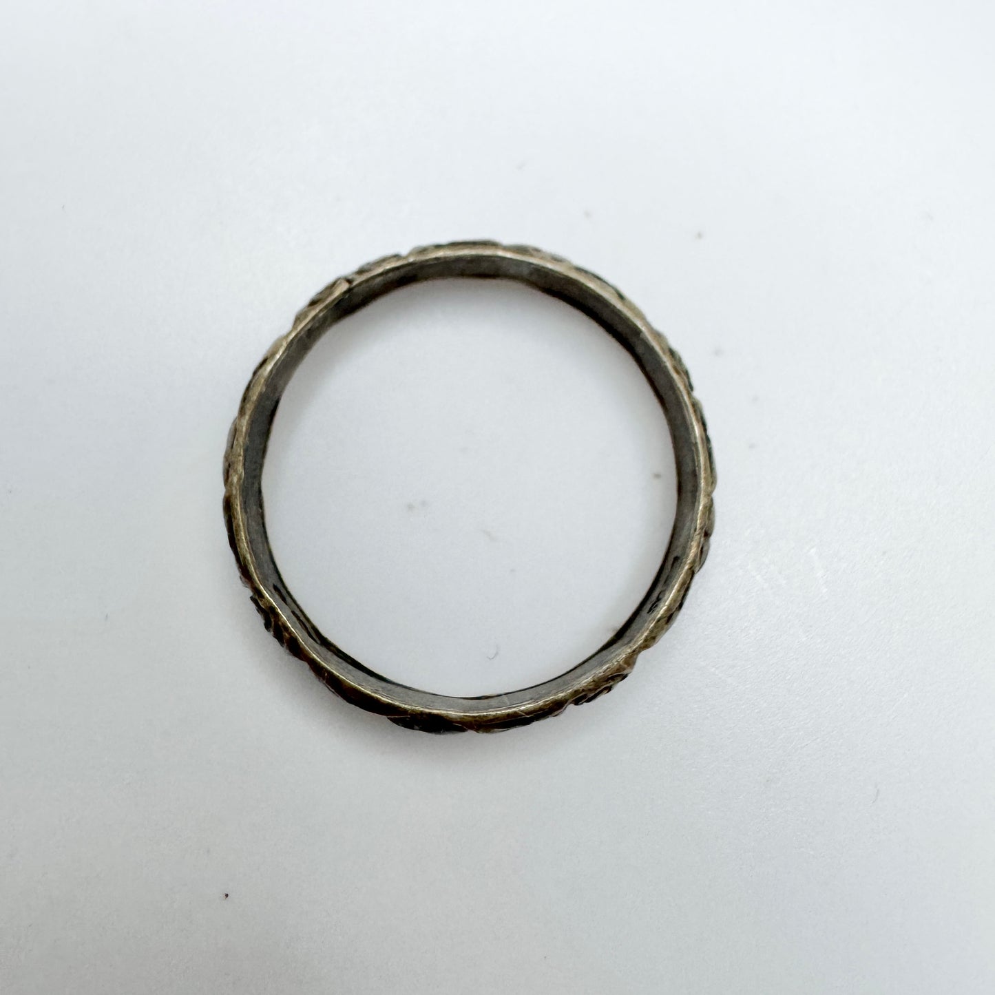 Denmark c 1930. Vintage Solid Silver Flower Band Ring.