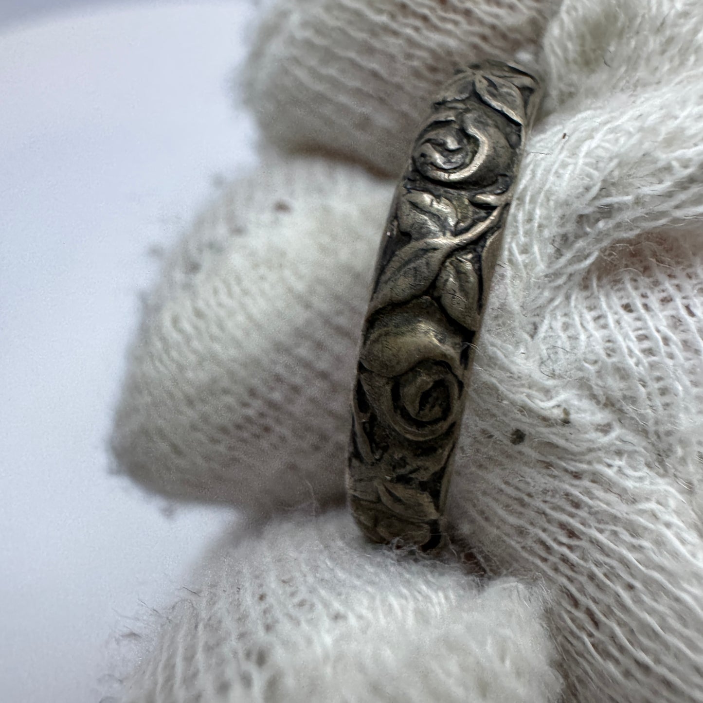 Denmark c 1930. Vintage Solid Silver Flower Band Ring.