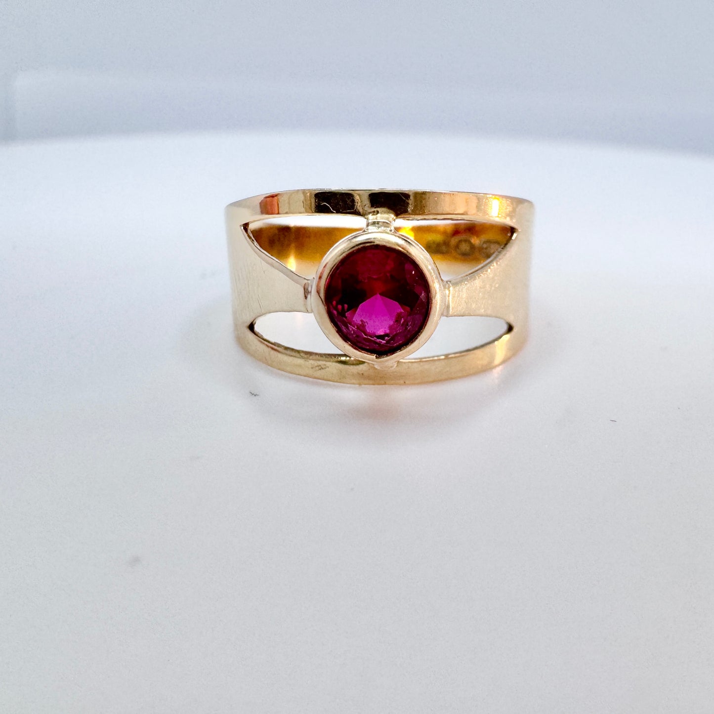 Finland 1972. Vintage 14k Gold Synthetic Sapphire Ring.