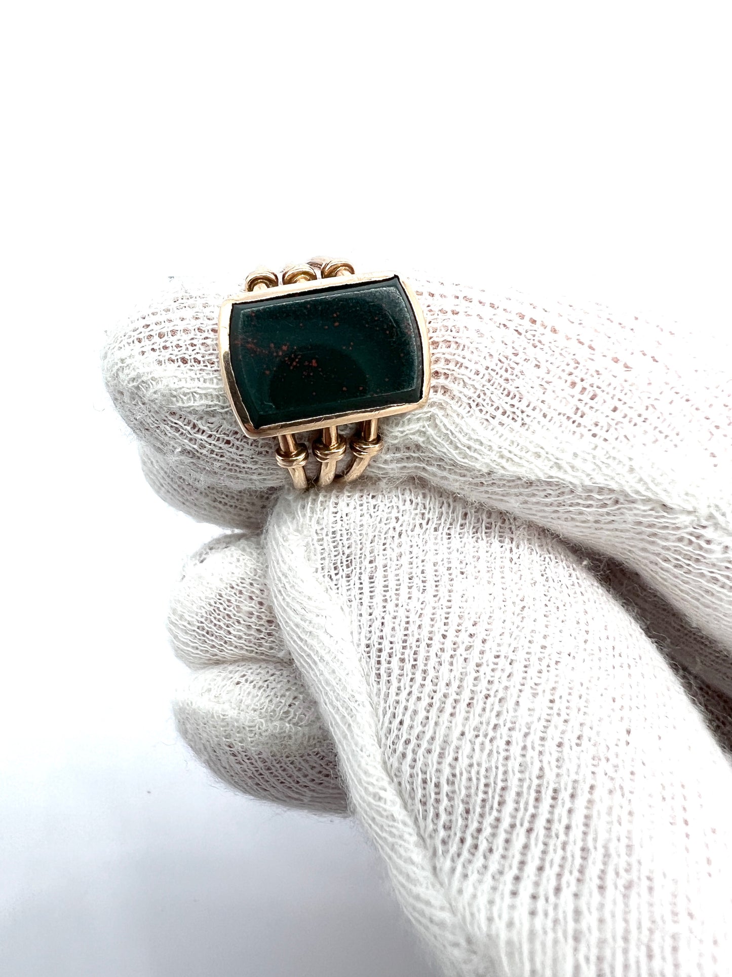 Early - Mid 1900s. Vintage 14k Gold Bloodstone Signet Ring.