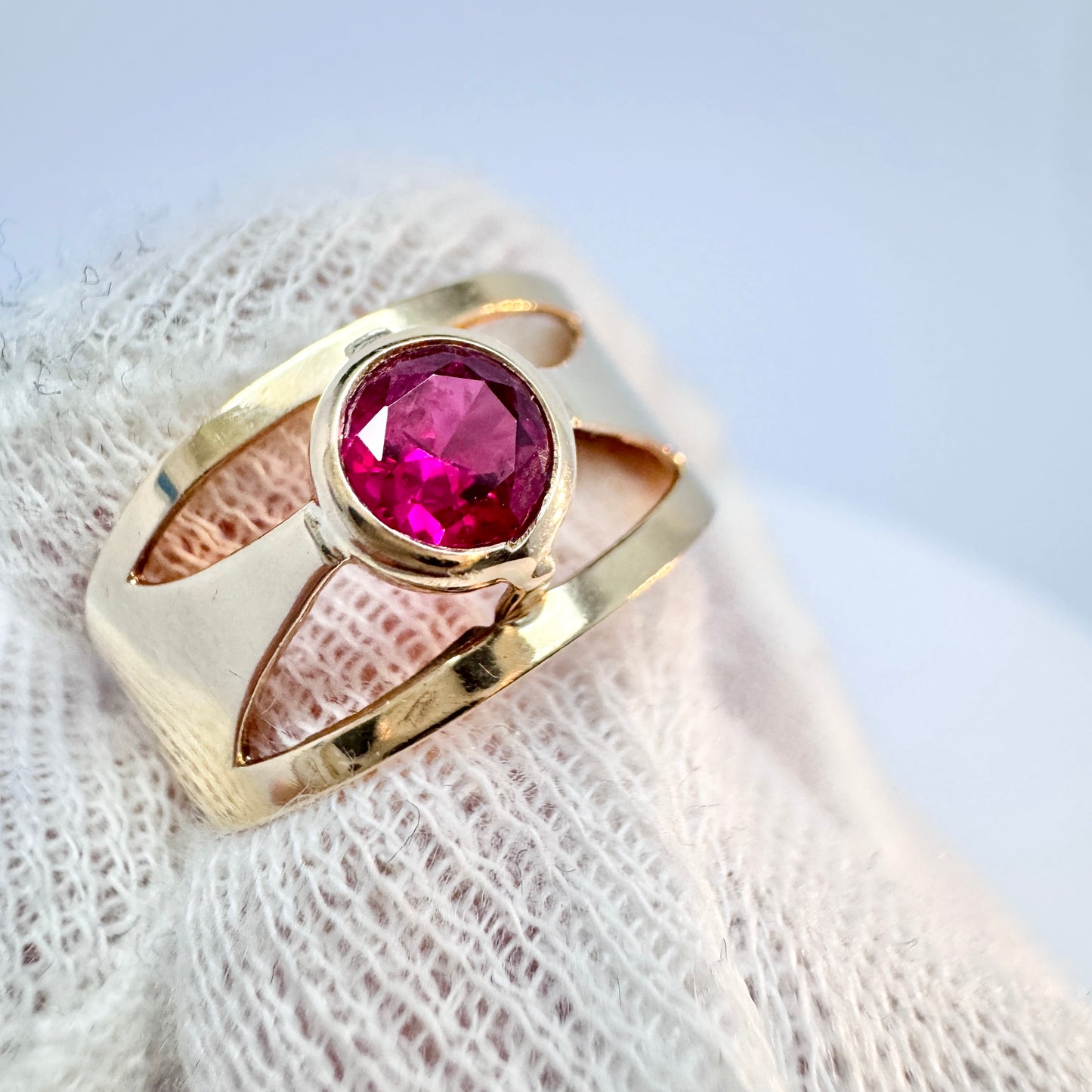 Finland 1972. Vintage 14k Gold Synthetic Sapphire Ring.