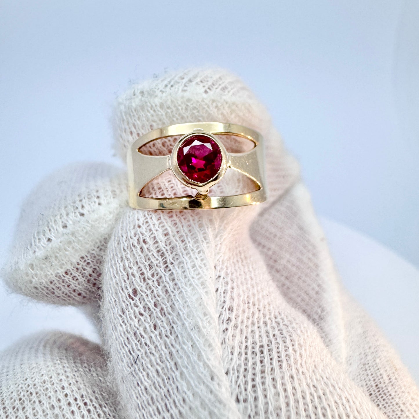 Finland 1972. Vintage 14k Gold Synthetic Sapphire Ring.