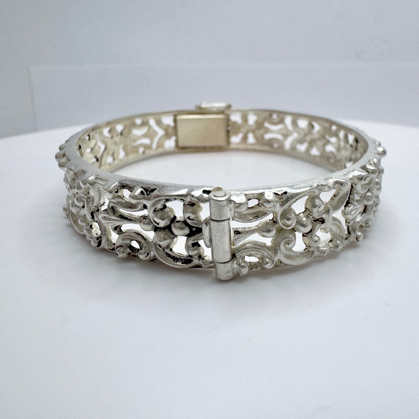 Sweden c 1940s. Vintage Solid SIlver Hinged Bangle Bracelet.