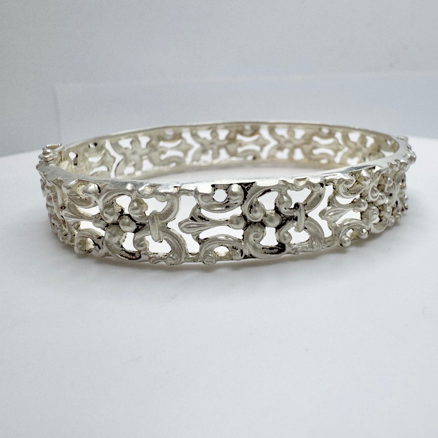 Sweden c 1940s. Vintage Solid SIlver Hinged Bangle Bracelet.