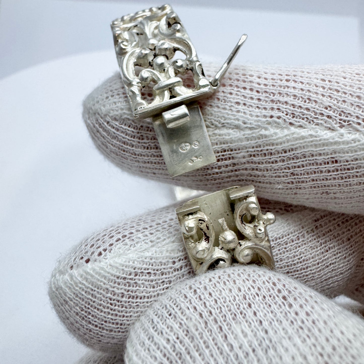 Sweden c 1940s. Vintage Solid SIlver Hinged Bangle Bracelet.