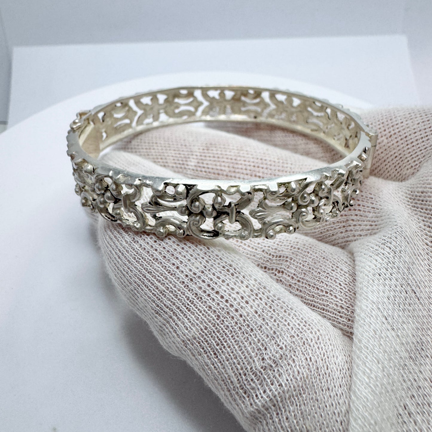 Sweden c 1940s. Vintage Solid SIlver Hinged Bangle Bracelet.