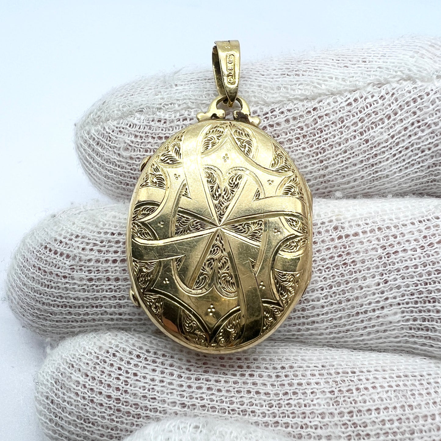 G Dahlgren, Sweden year 1880. Antique Victorian 18k Gold Locket Pendant.