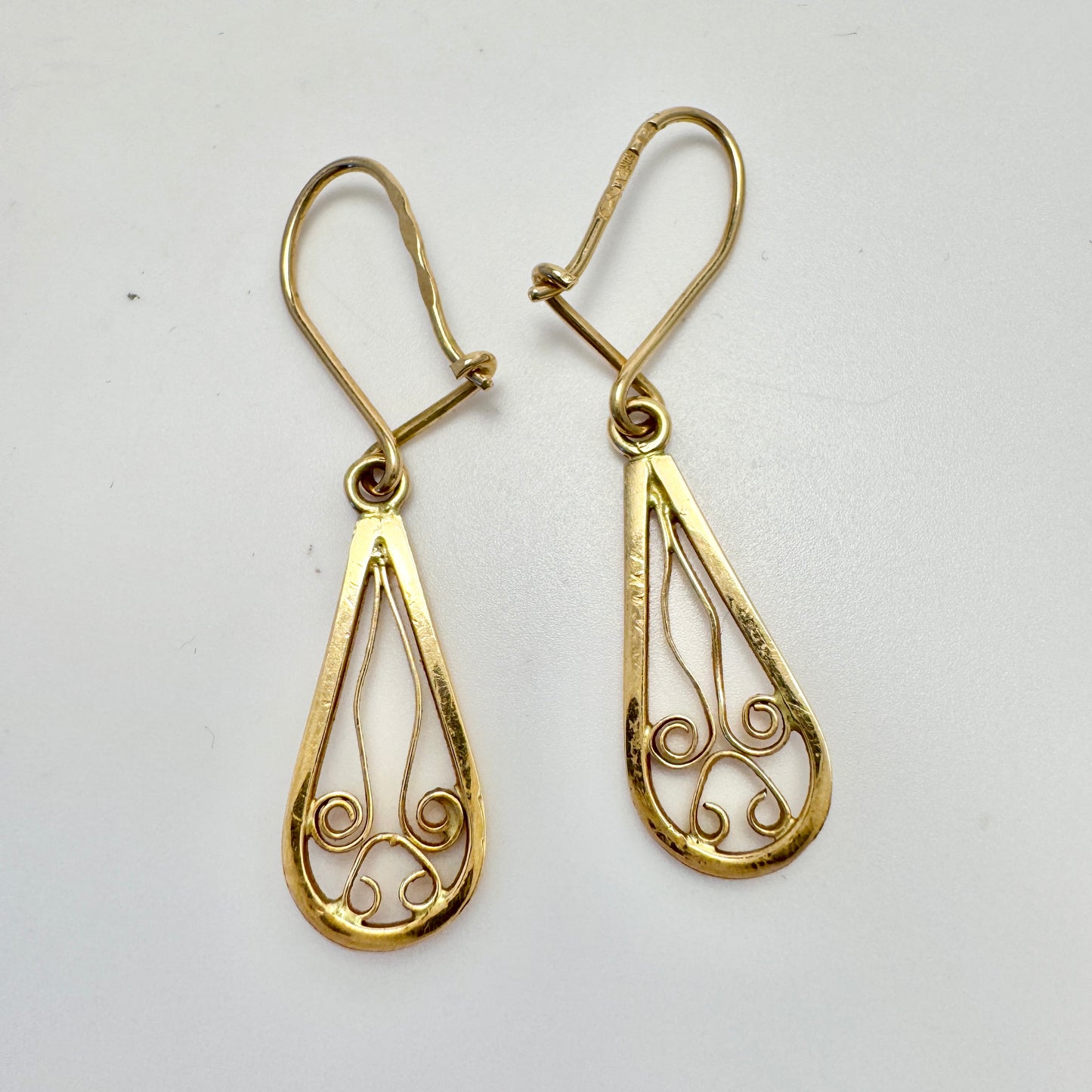 Warsaw Poland. Vintage 14k Gold Filigree Dangle Earrings.