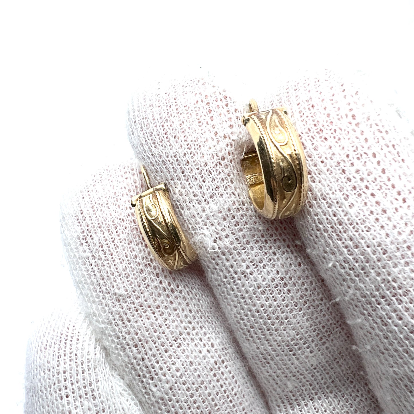 UNO A ERRE, Arezzo, Italy. Vintage 18k Gold Earrings.