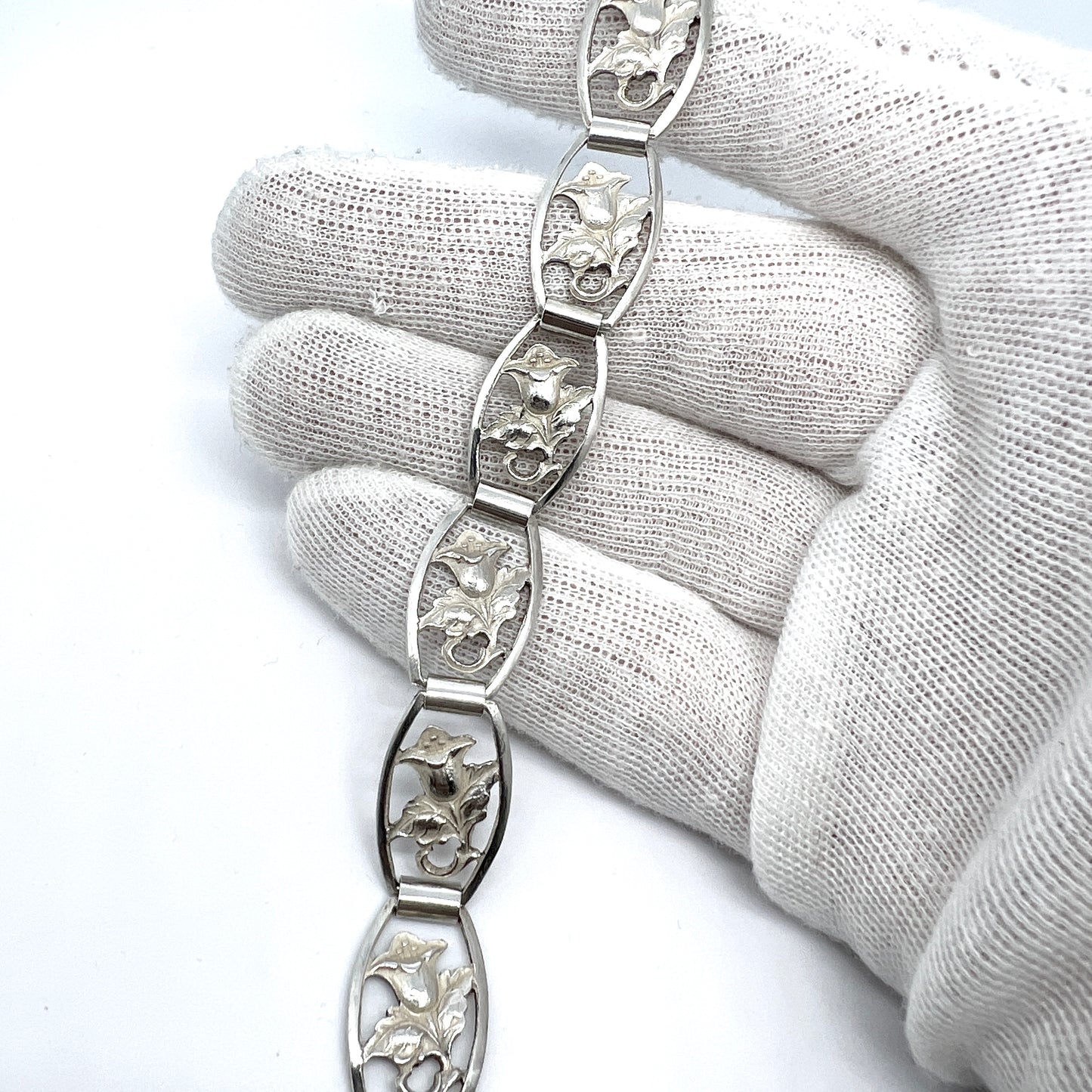 Herman Wist, Finland 1945. Vintage Solid Silver Floral Link Bracelet.