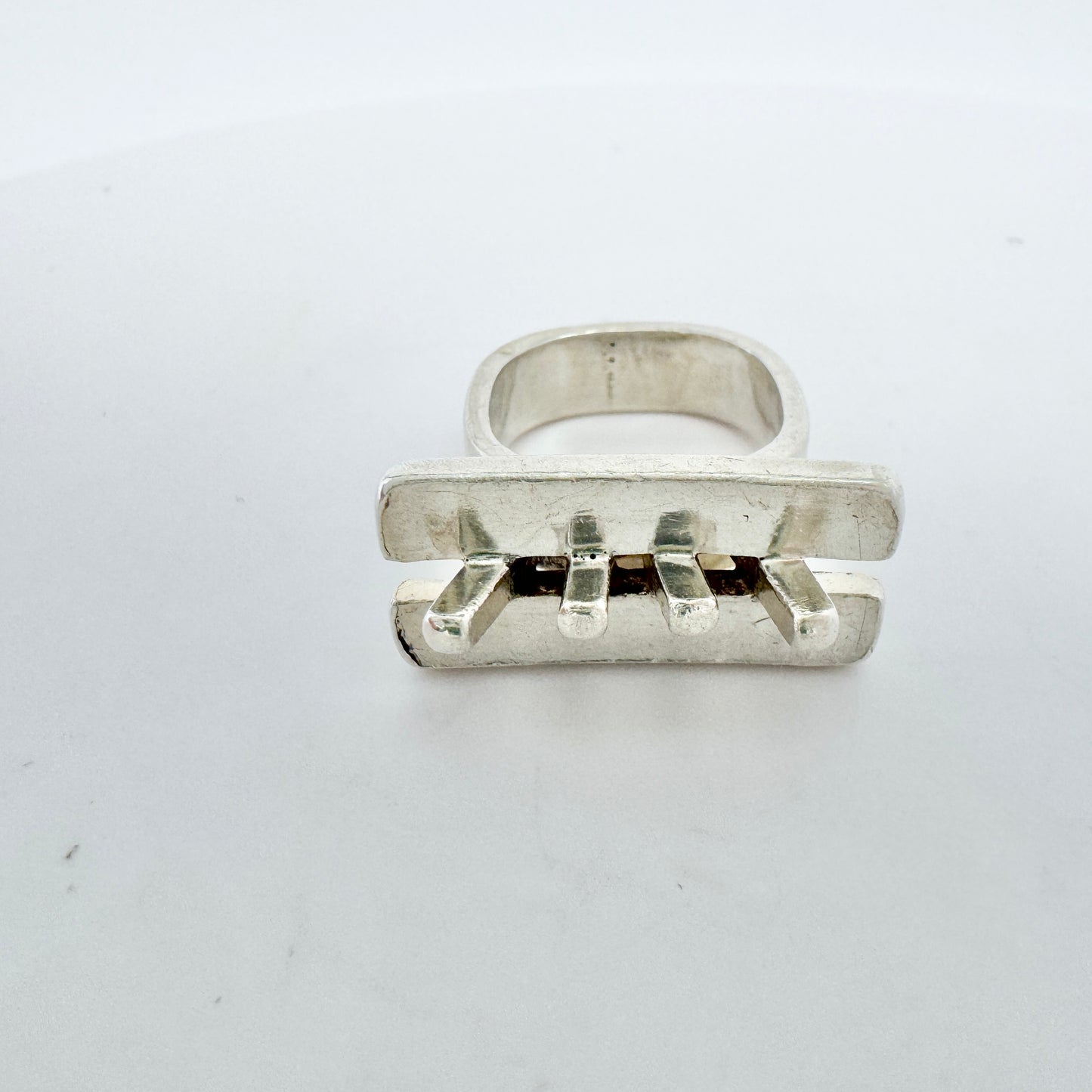 Claes E Giertta, Sweden 1979. Vintage Modernist Sterling Silver Ring. Signed