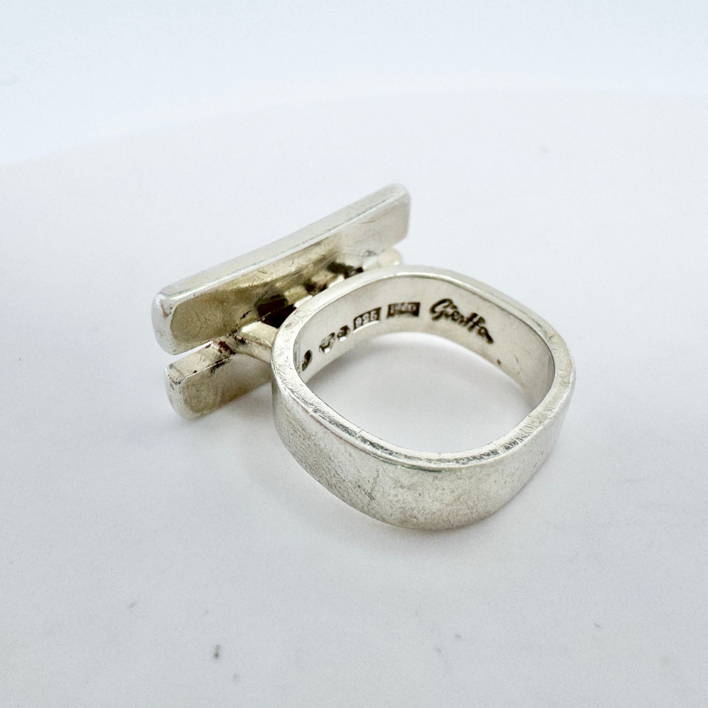 Claes E Giertta, Sweden 1979. Vintage Modernist Sterling Silver Ring. Signed