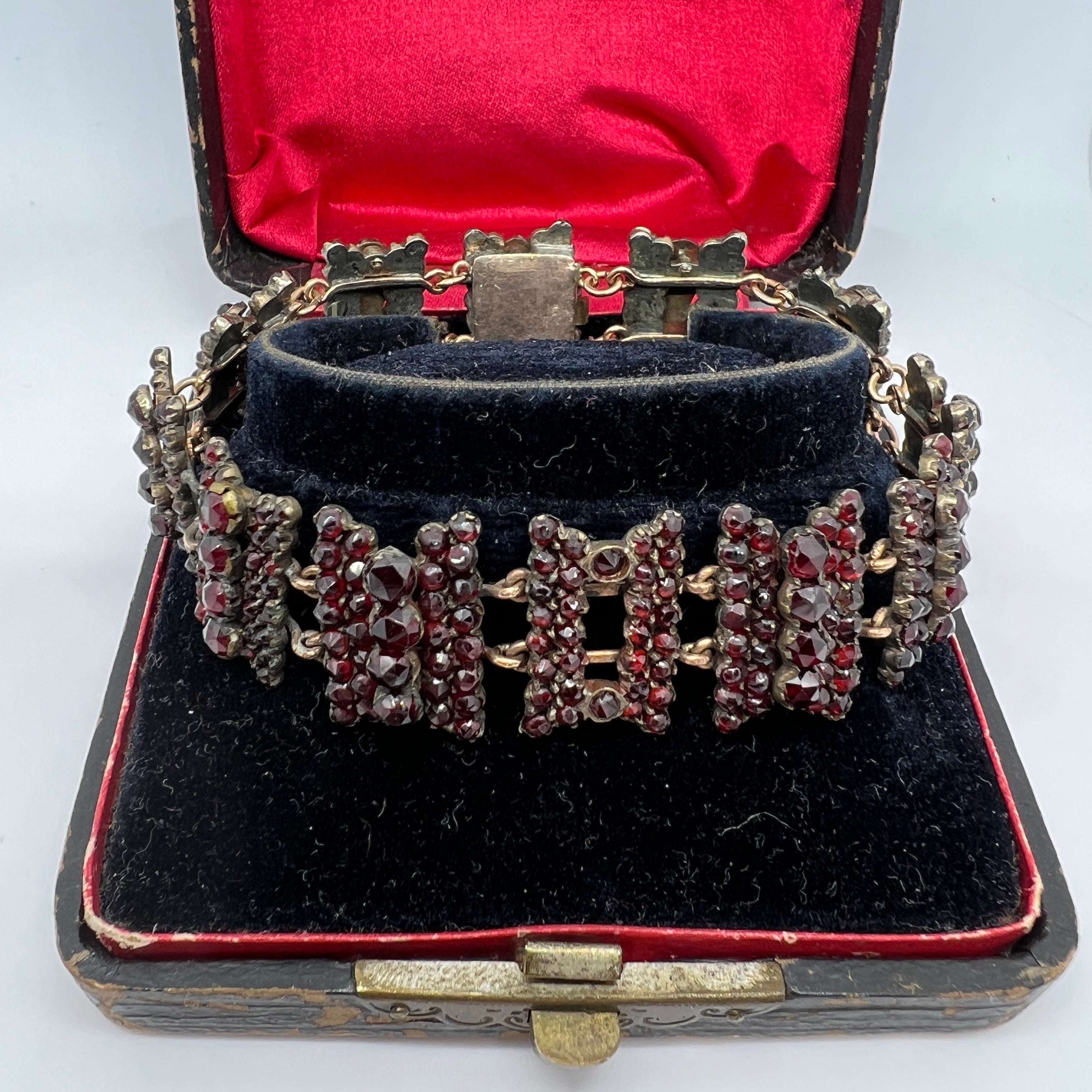 Antique Bohemian ca 1800 - 14 kt. Gold, Silver - Bracelet - 24.00 ct - old  cut Bohemian Garnets - Catawiki