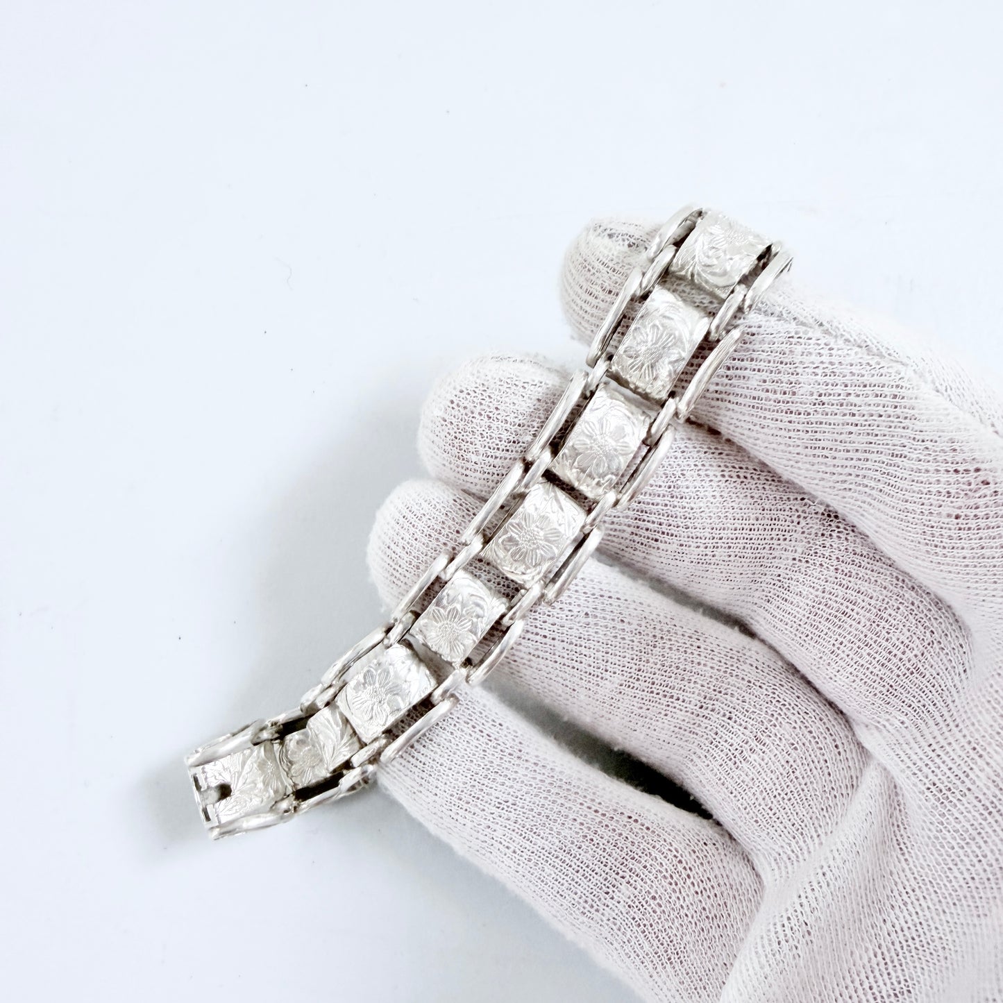 Vintage / Antique Solid Silver Flower Book-chain Bracelet.