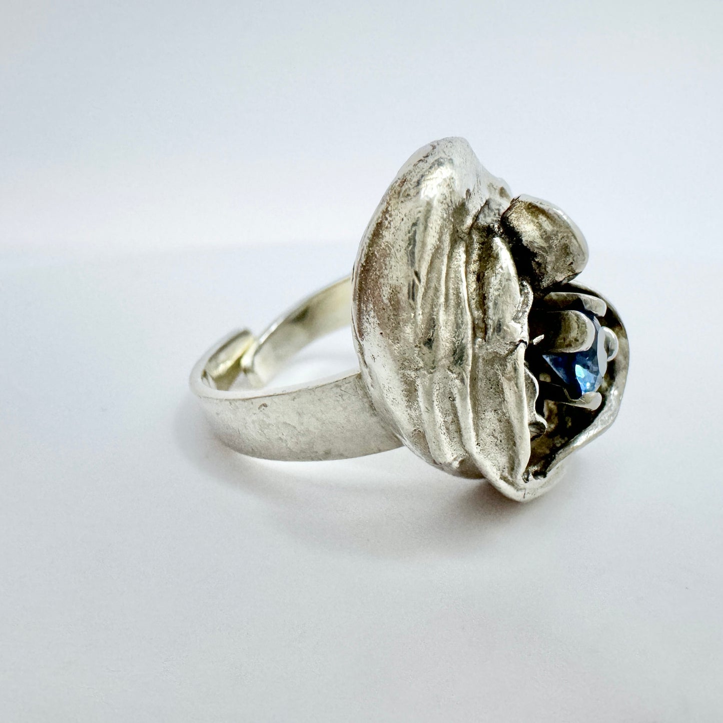 Ekström, Sweden 1973. Vintage Modernist Brutalist Sterling Silver Synthetic Spinel Ring.