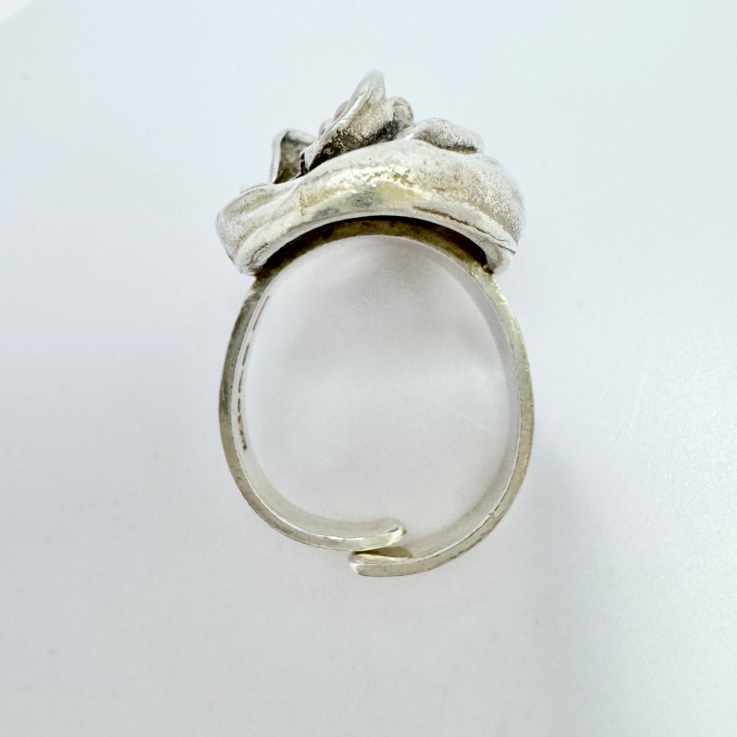 Ekström, Sweden 1973. Vintage Modernist Brutalist Sterling Silver Synthetic Spinel Ring.