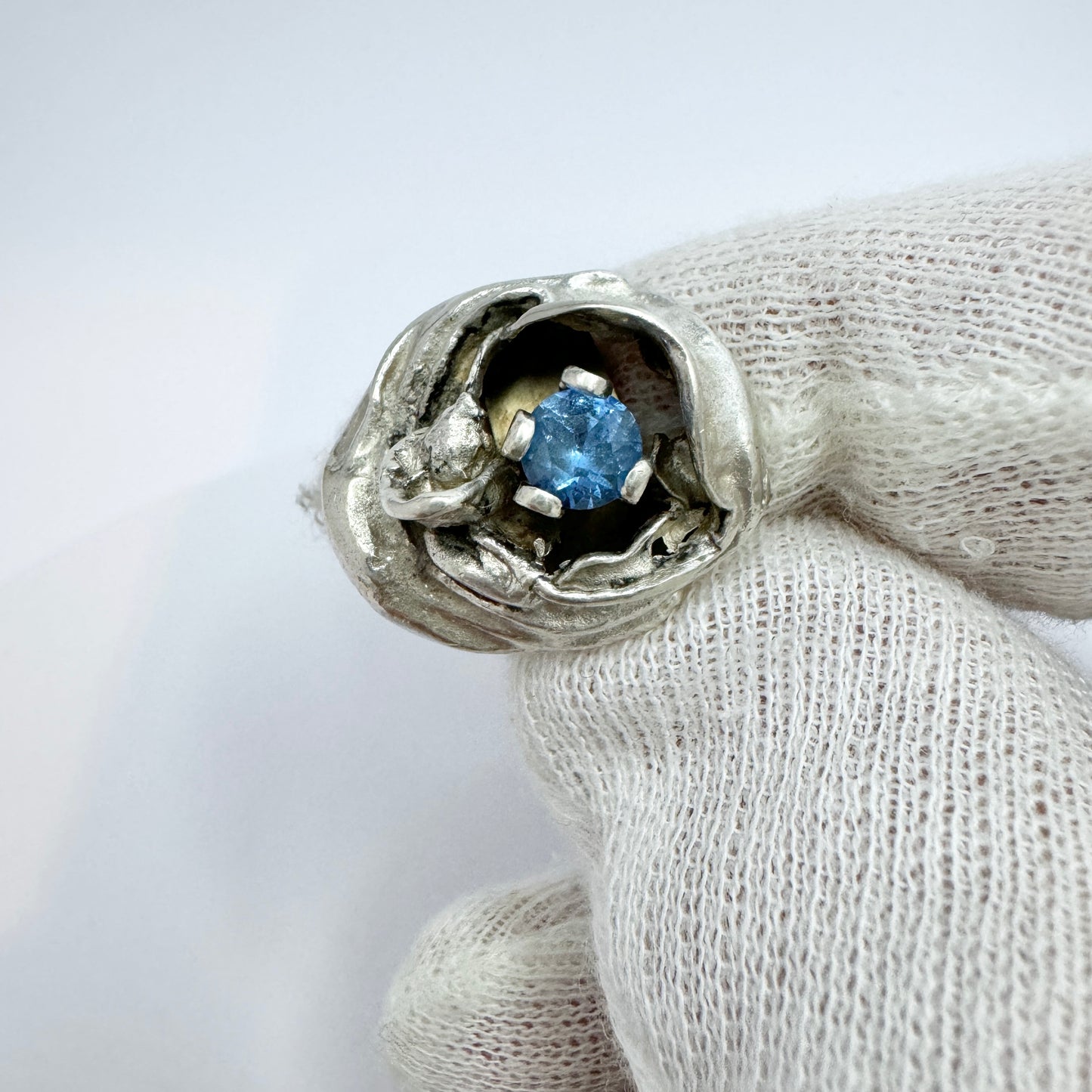 Ekström, Sweden 1973. Vintage Modernist Brutalist Sterling Silver Synthetic Spinel Ring.