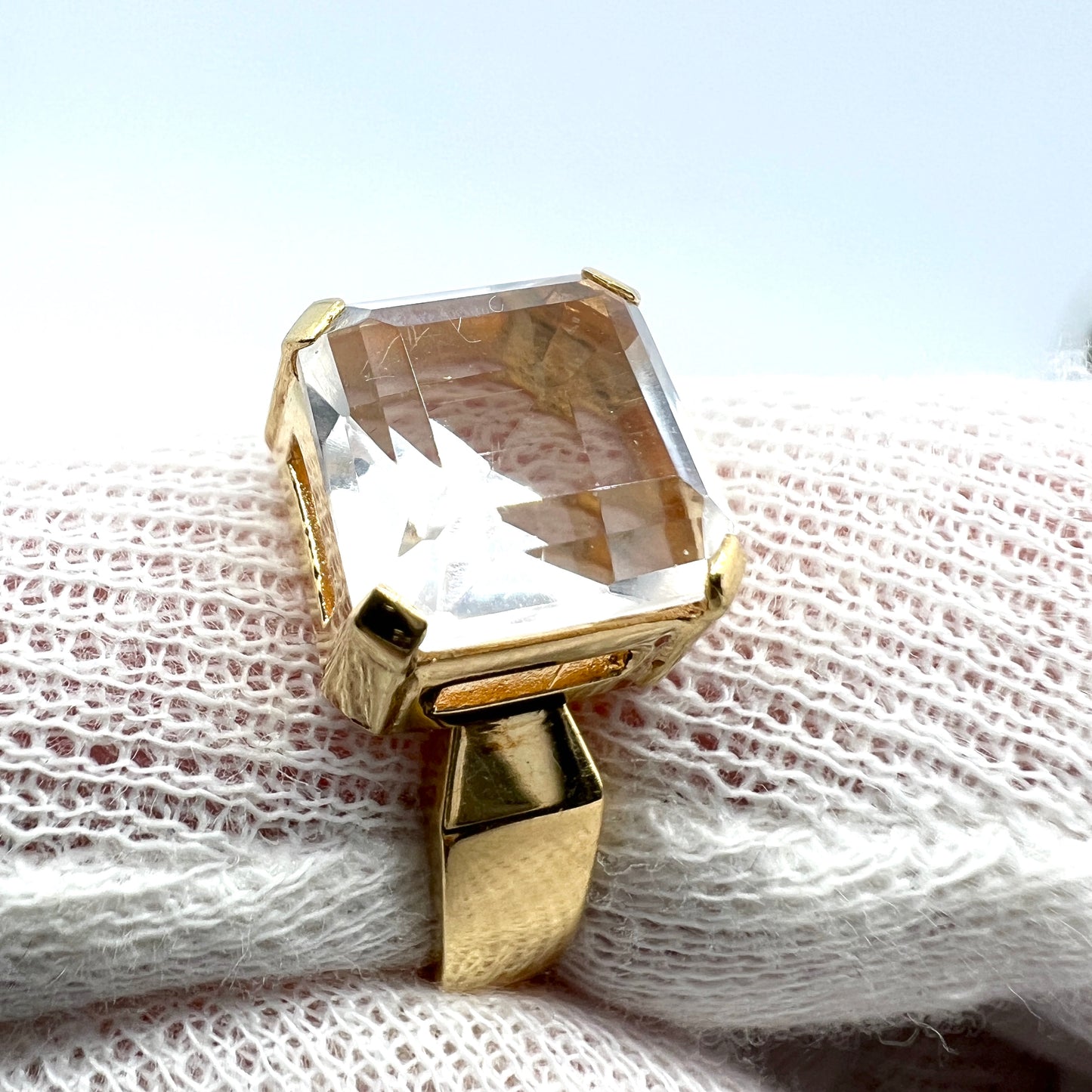 G Dahlgren, Sweden 1971. Vintage 18k Gold Rock Crystal Ring.