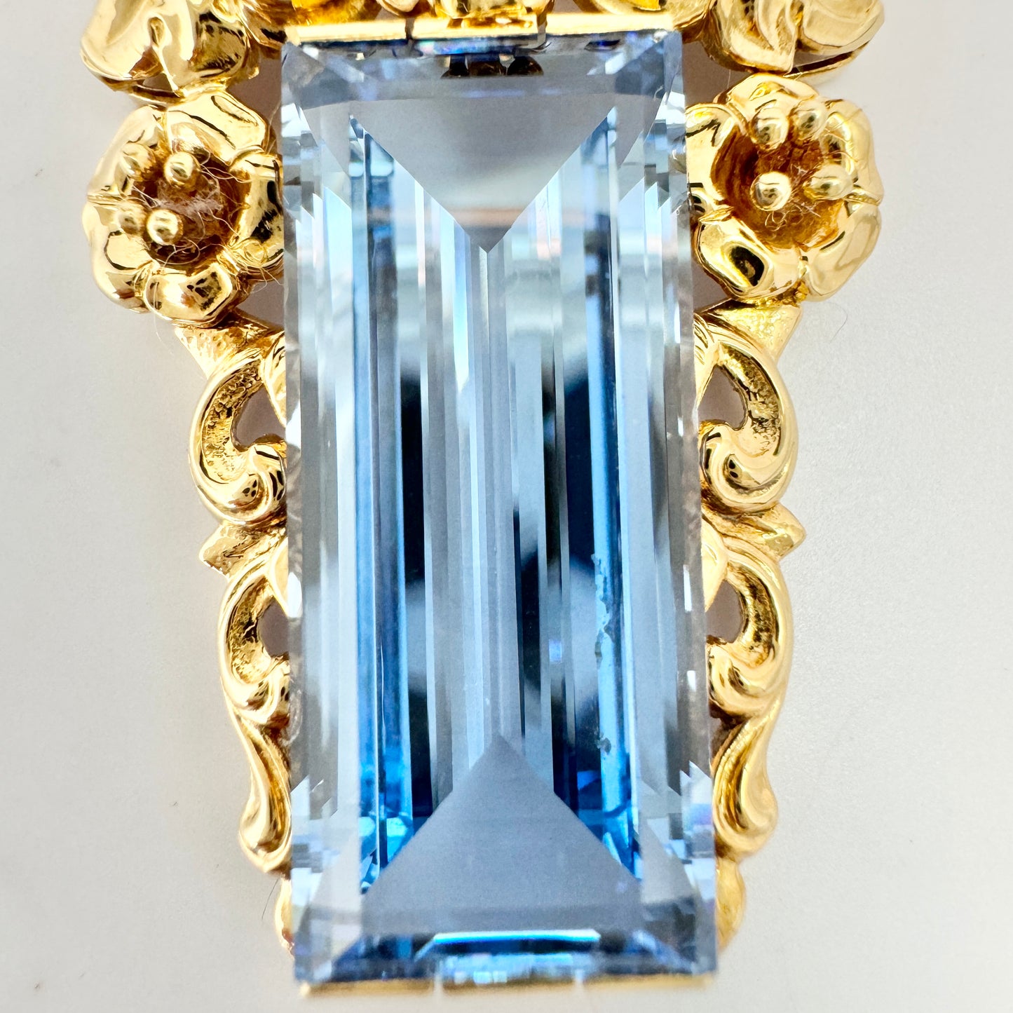 Karl Thure Karlsson, Sweden 1946. Vintage 18k Gold Blue Synthetic Spinel Pendant.