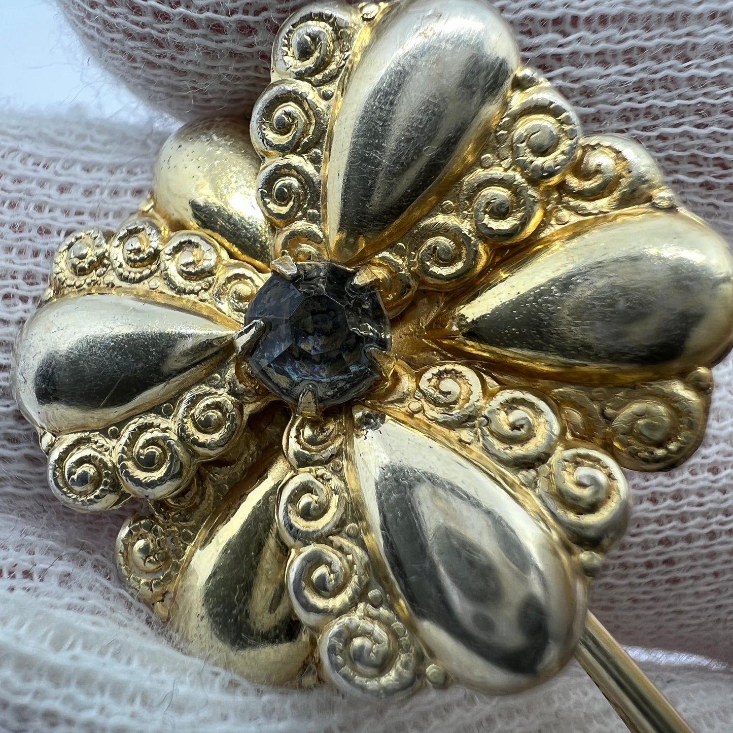 Kupittaan Kulta Finland 1940s. Solid Gilt Silver Glass Stone Floral Brooch.
