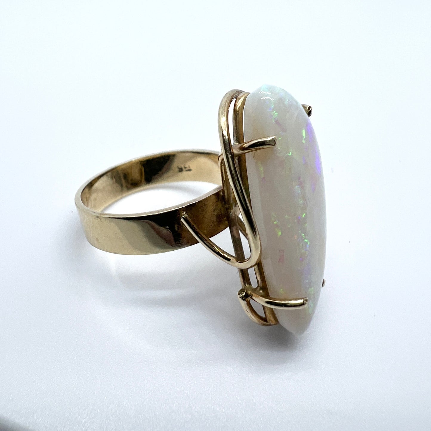 Vintage 9k Gold Opal Ring.