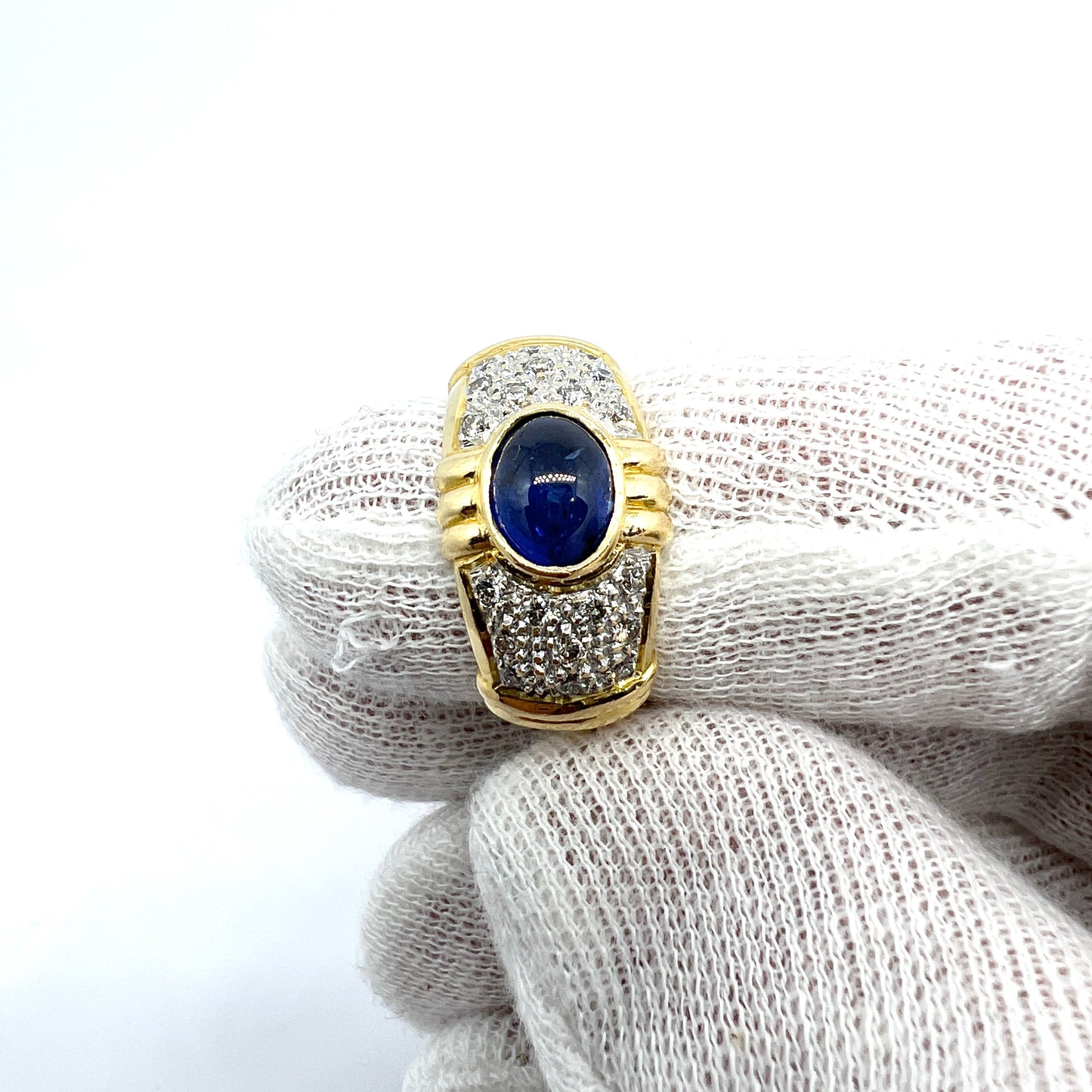 Vintage 18k Gold Diamond and Sapphire Ring.