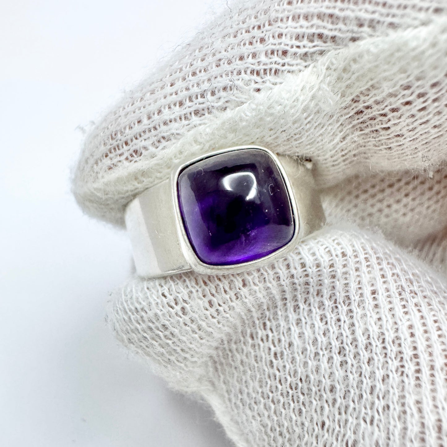 Sweden ca 1950-60s. Solid Silver Amethyst rRng.
