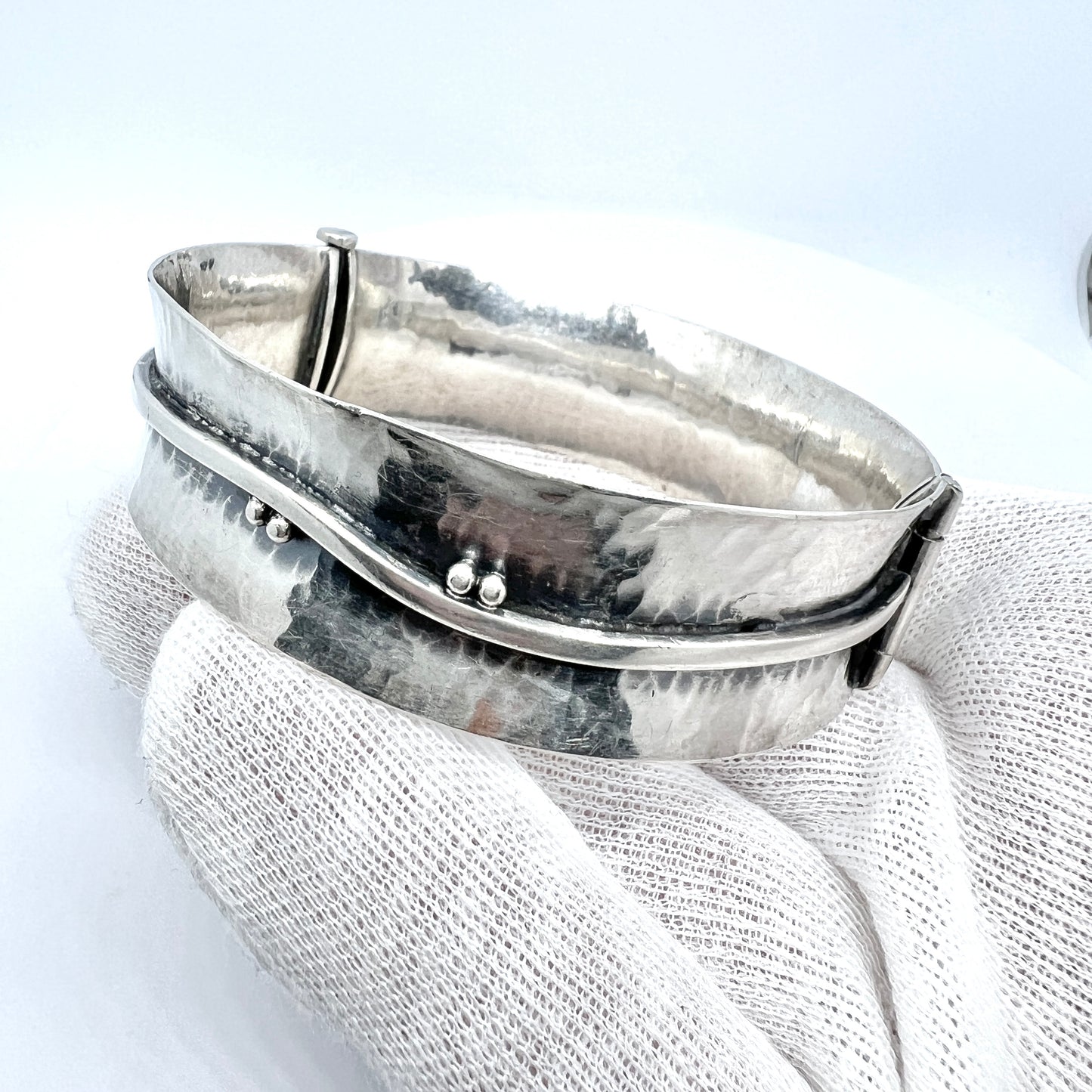 Pirkan Kulta Oy, Finland 1958. Vintage Solid Silver Hinged Bangle Bracelet.