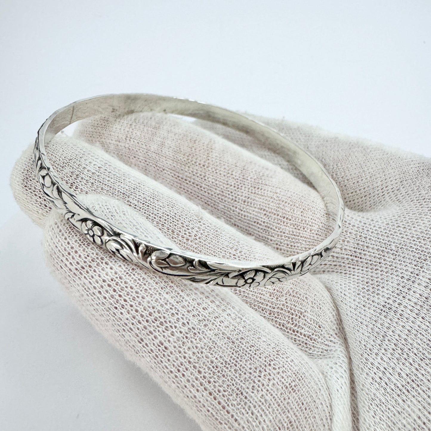 G Kaplan, Sweden year 1960. Vintage Sterling Silver Floral Bangle Bracelet.