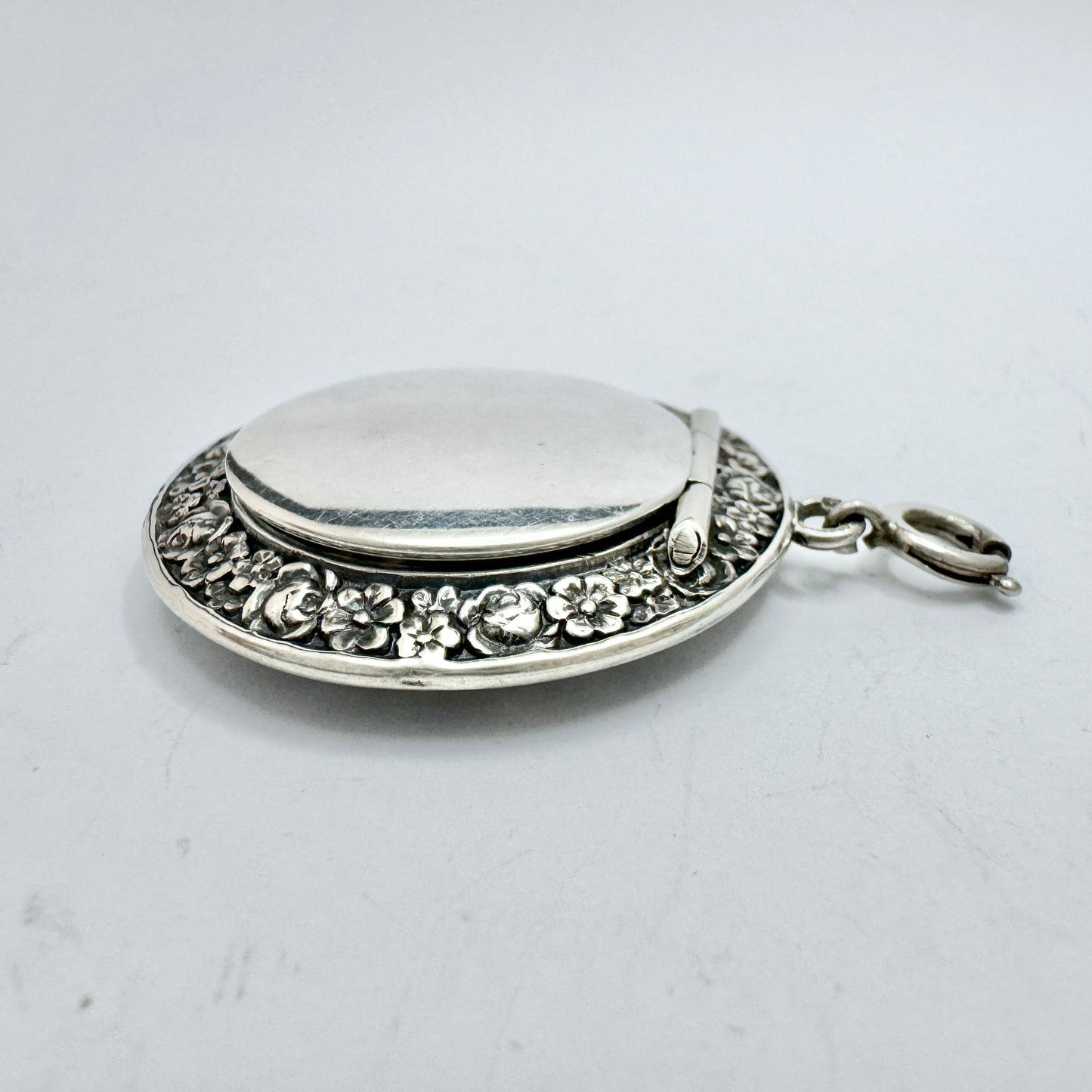 M&M c 1940s. Vintage Solid Silver Compact Locket Pendant.