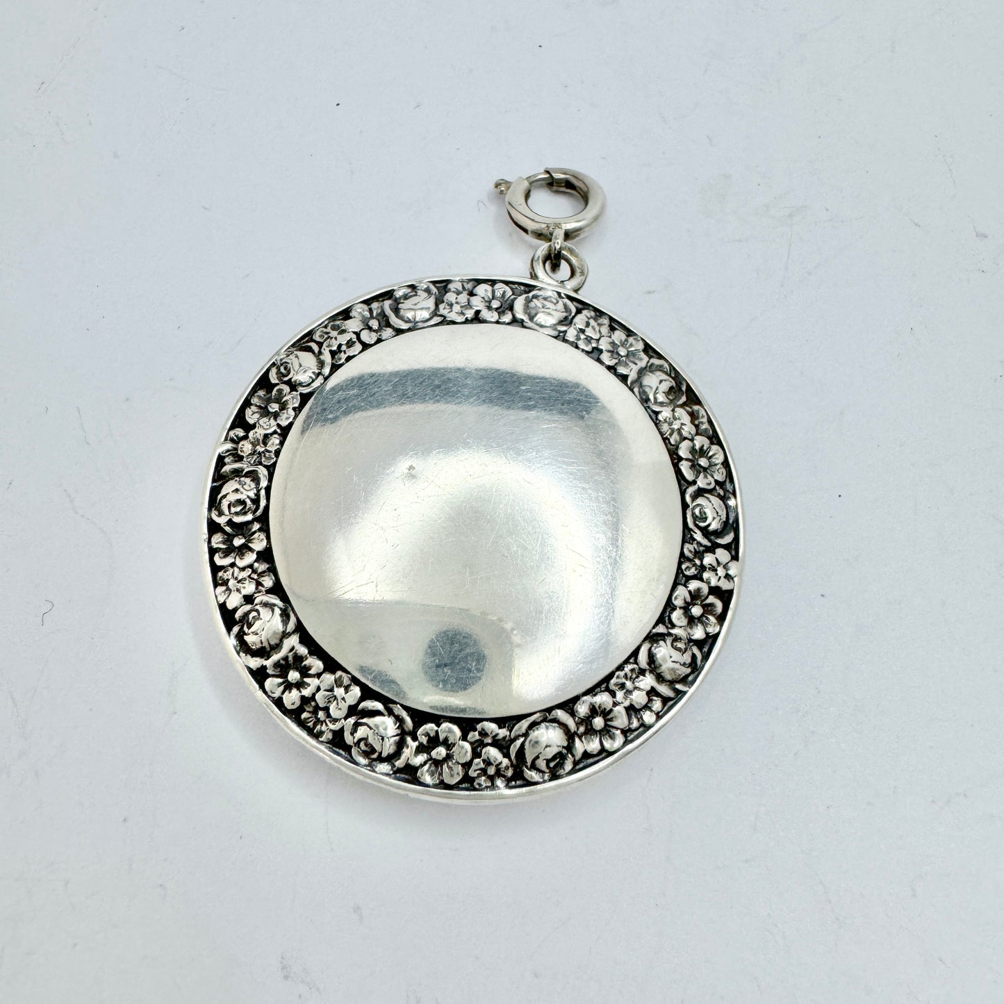 M&M c 1940s. Vintage Solid Silver Compact Locket Pendant.