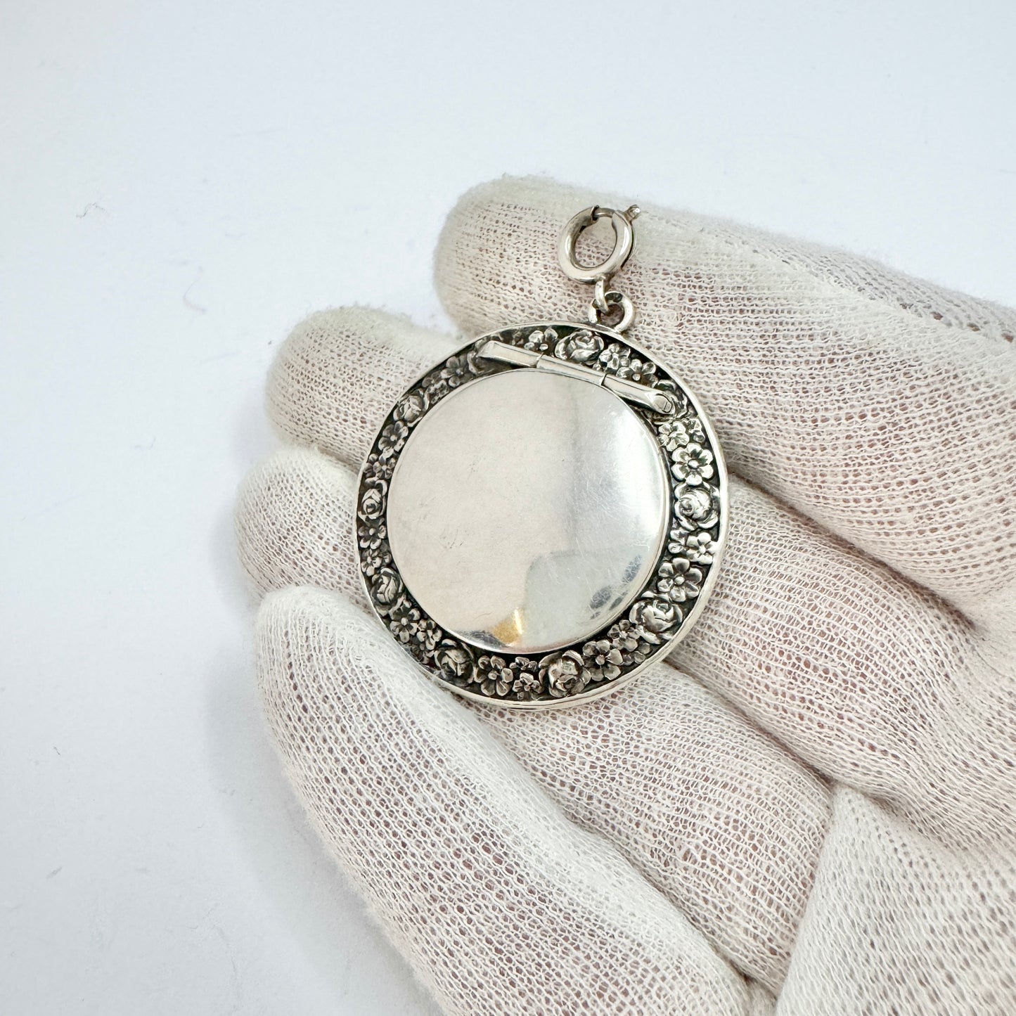 M&M c 1940s. Vintage Solid Silver Compact Locket Pendant.